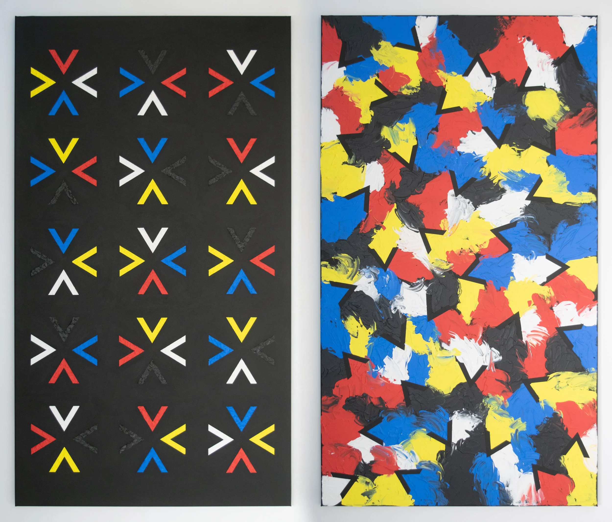 Zwei abstrakte Gemälde, eines mit geometrischen Mustern in den Farben Rot, Blau, Gelb, Weiß und Schwarz auf schwarzem Hintergrund, das andere mit bunten, kräftigen Farbstrichen in Rot, Blau, Gelb, Schwarz und Weiß.