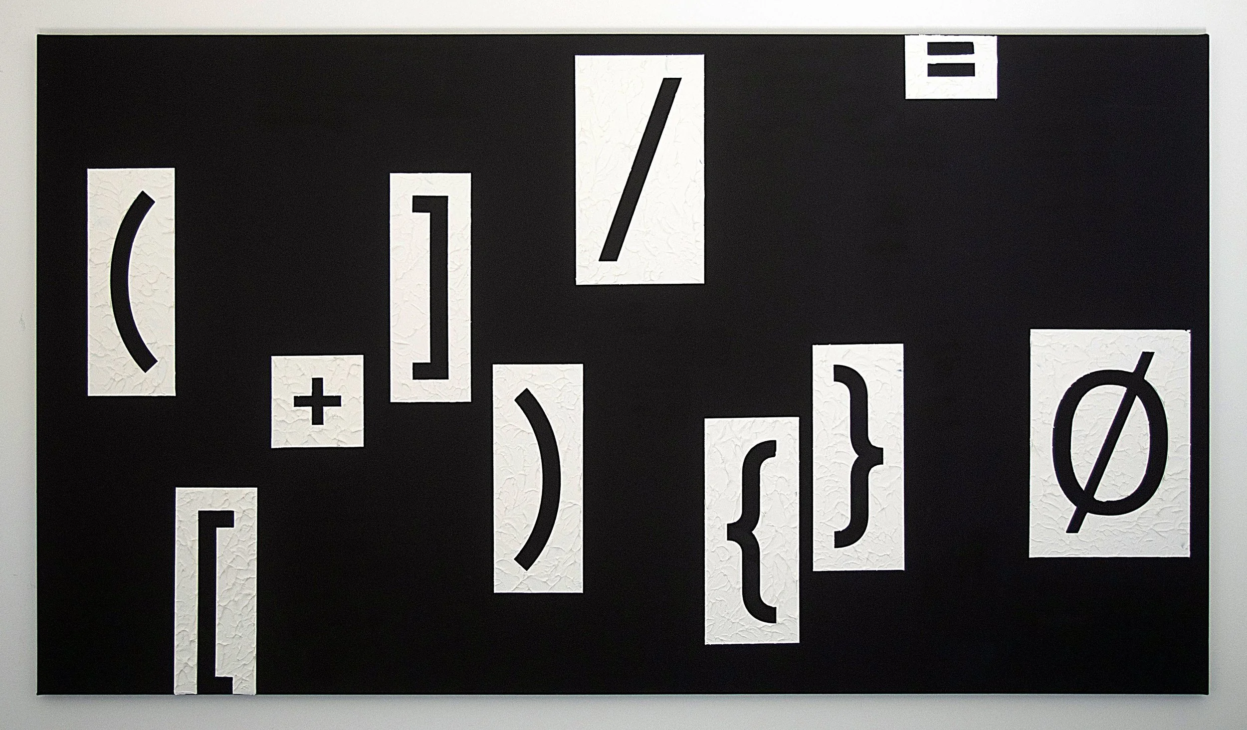 Ein schwarzes Display mit weißen Symbolen und Zahlen, die chemische Formeln und technische Symbole darstellen.