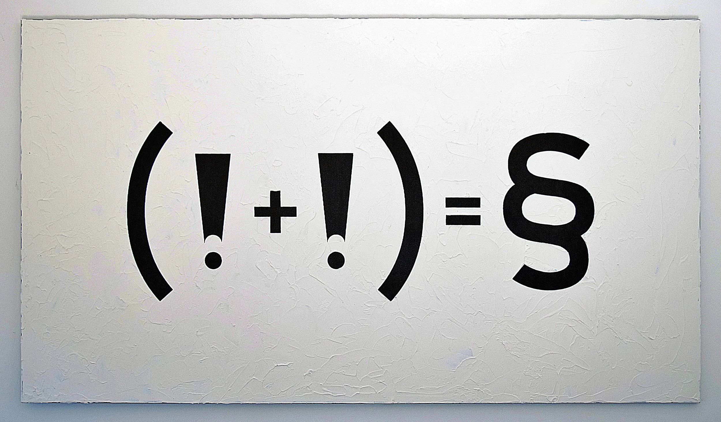 Mathematische Gleichung mit Brückenpfeiler, Klammern und Pluszeichen auf einer weißen Wand