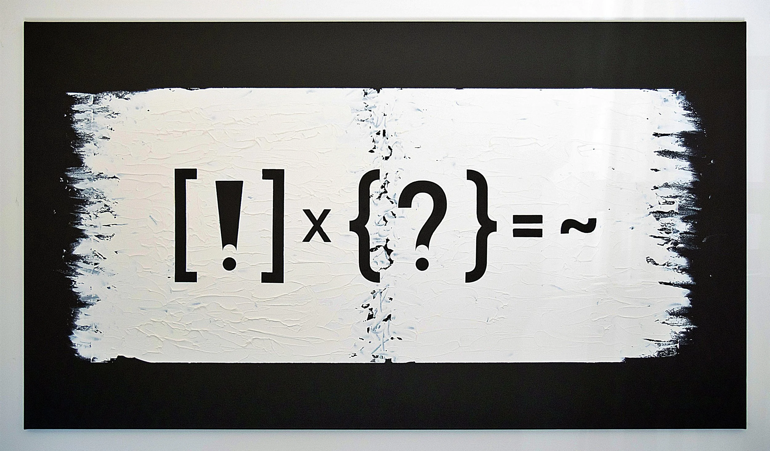 Ein Gemälde mit schwarzen, weißen, und grauen Farbflächen, das eine mathematische Gleichung zeigt: 
[ ! ] x { ? } = ~.