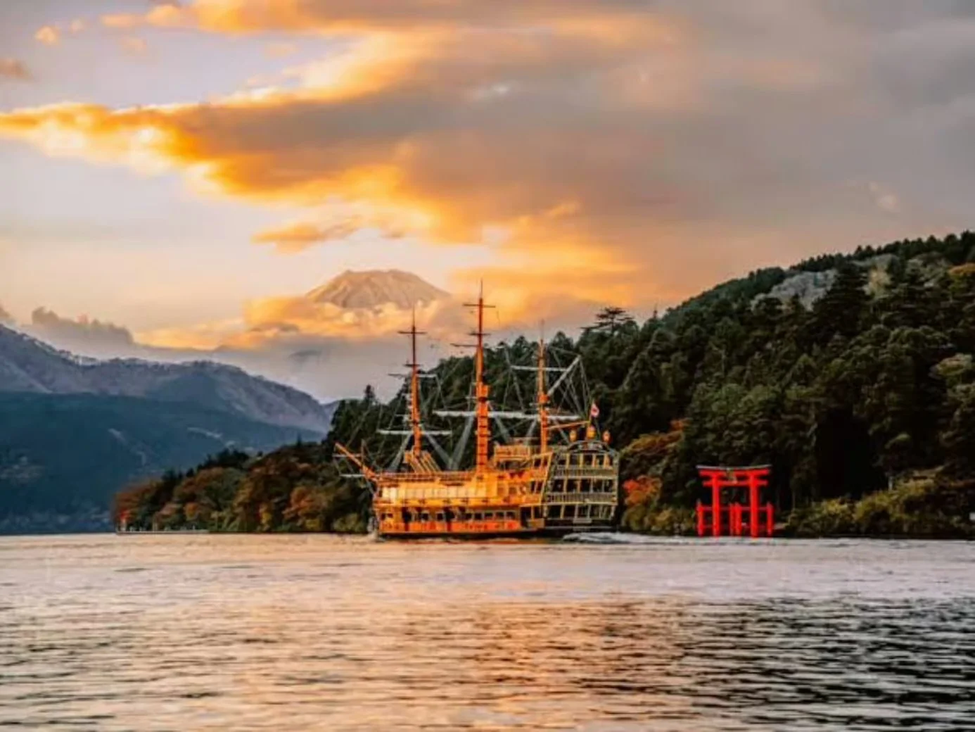 hakone-tour-lake-ashi-pirate-ship-sunset.jpeg