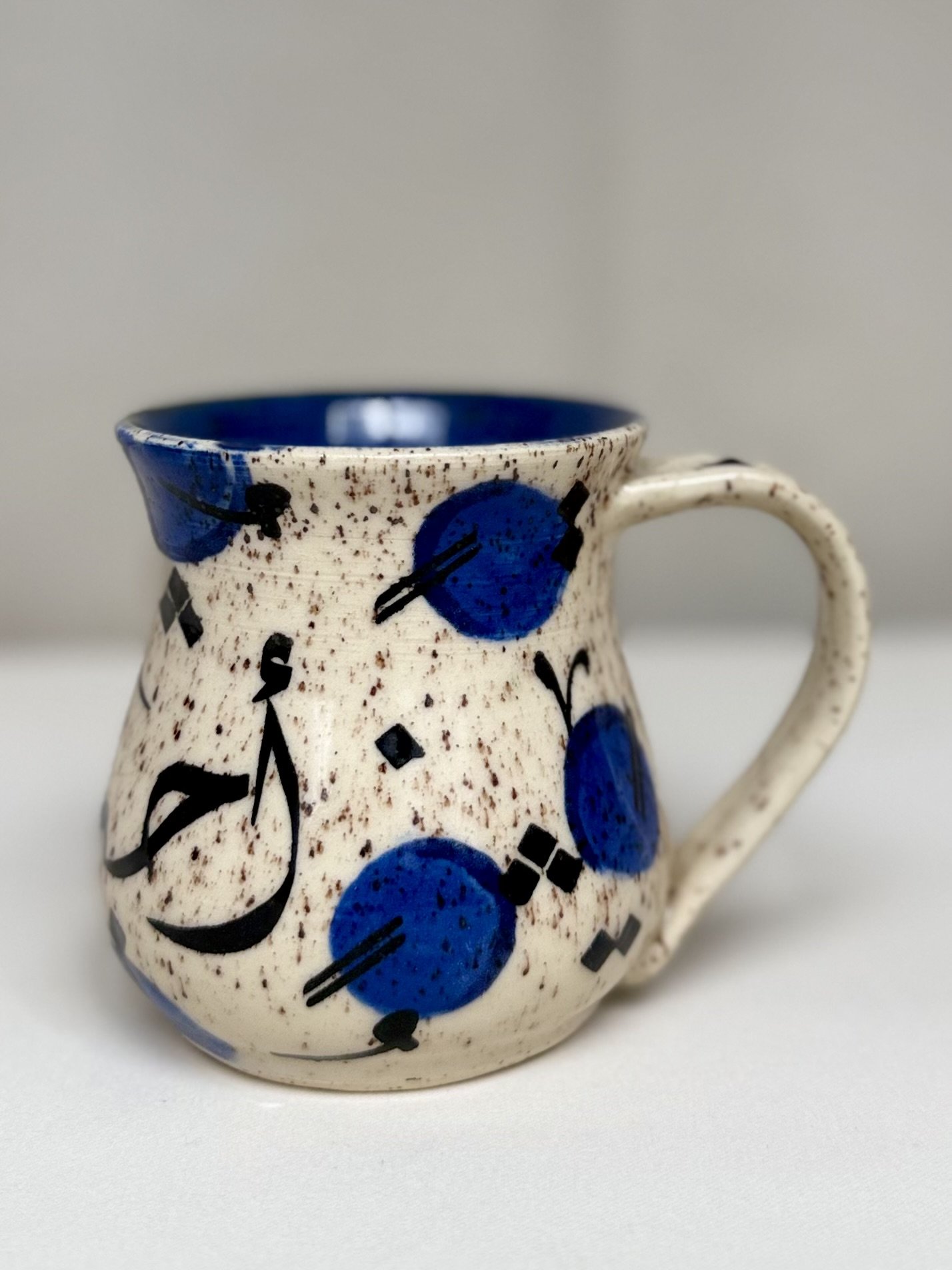 أحب حياتي (I love my life)