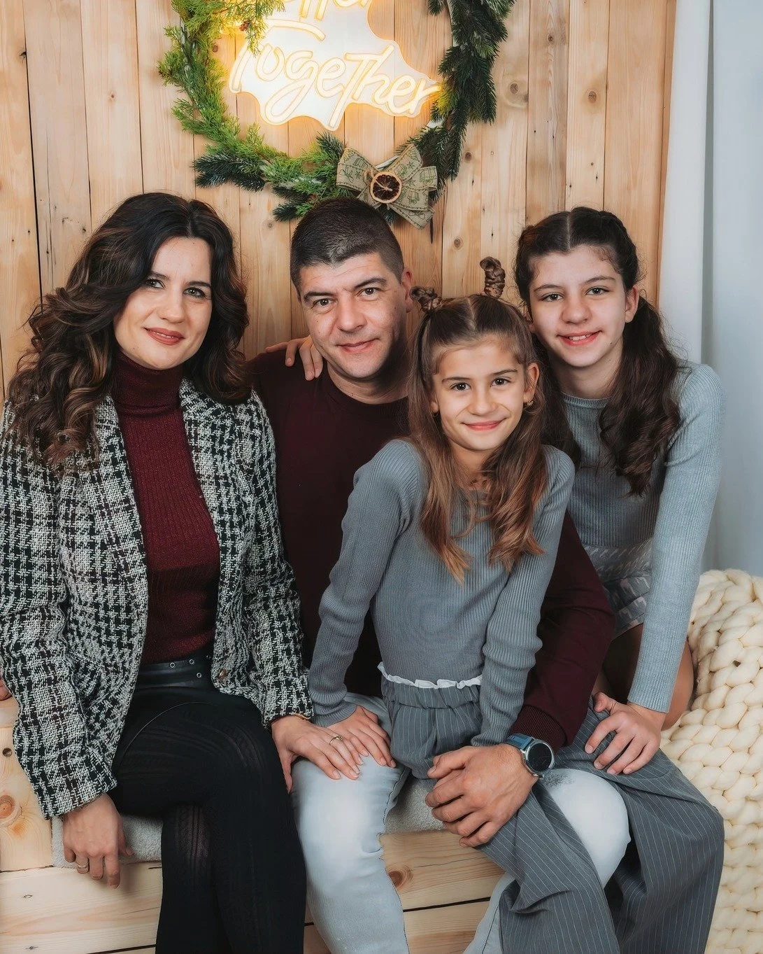 "Да бъдем Заедно" е нашето мото тази КОЛЕДА! Всяка снимка носи своята душа. И всяко семейство носи своята топлота. И няма думи, които да опишат това семейство. Има само снимки. И чувства. И мечти. И още много, много любов! 
Благодарим за до