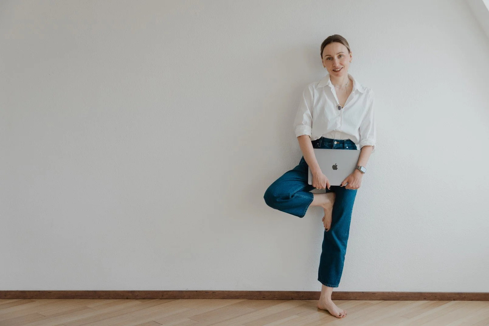 Business coach holding a laptop - business session combining Human Design strategy and practical tools for women entrepreneurs