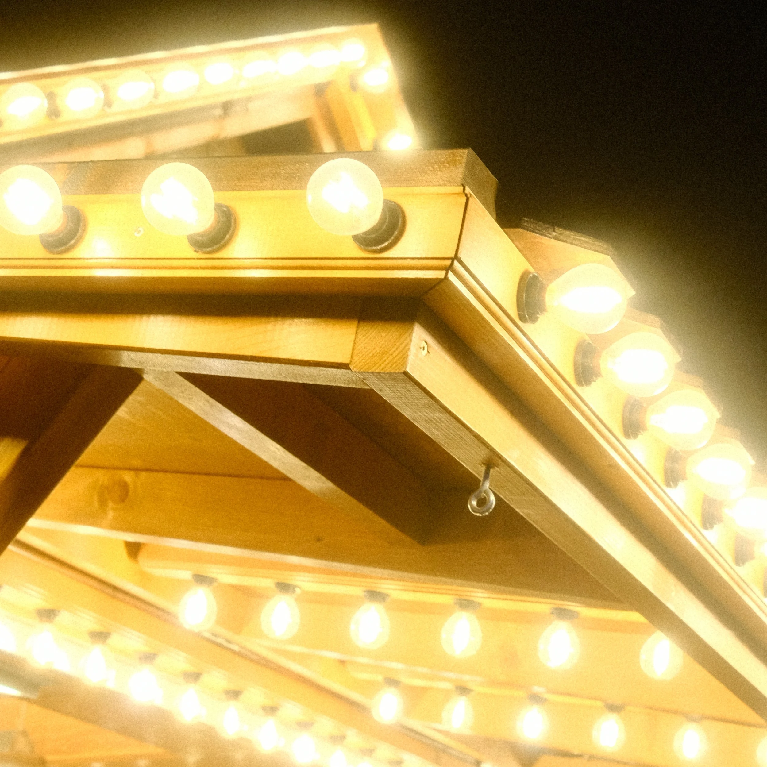 Chalet lumineux de style vintage avec ampoules éclairant en jaune chaud.