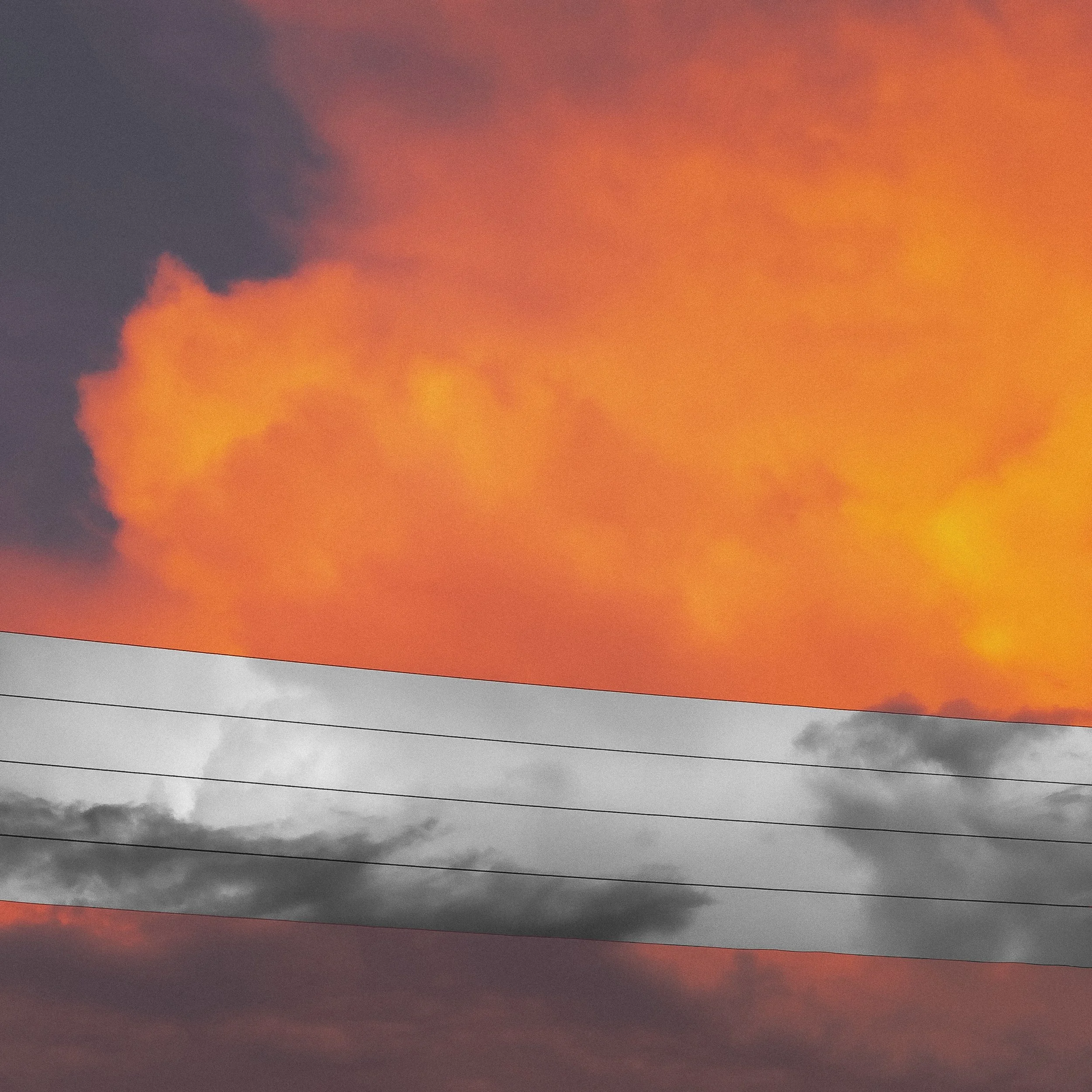 Ciel avec des nuages orange et gris, avec des lignes électriques en premier plan.