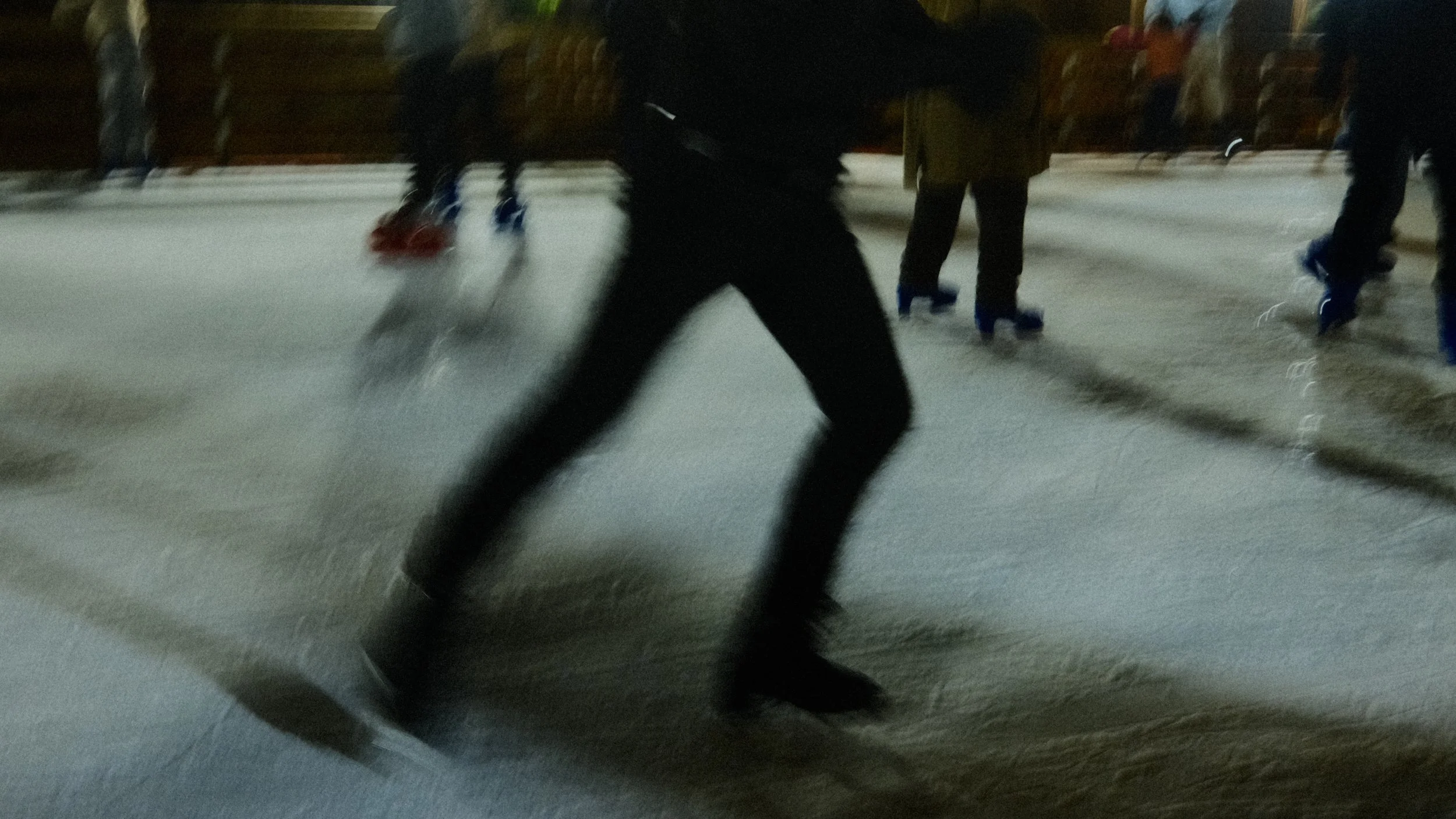 Groupe de personnes en train de patiner sur la glace lors d'une activité nocturne.