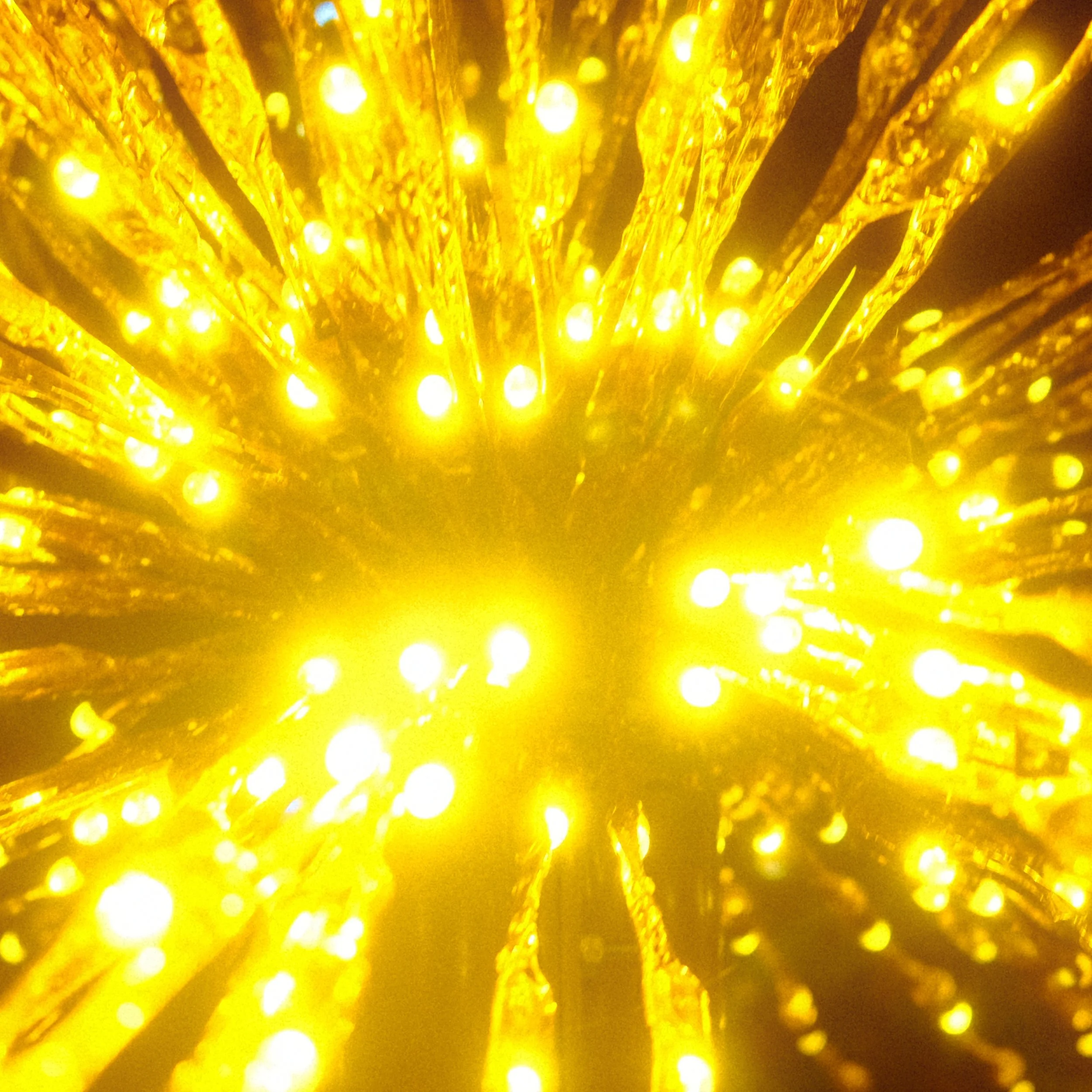 Un large ensemble de lumières LED jaunes brillantes, créant un effet de rayonnement et d'éclat.