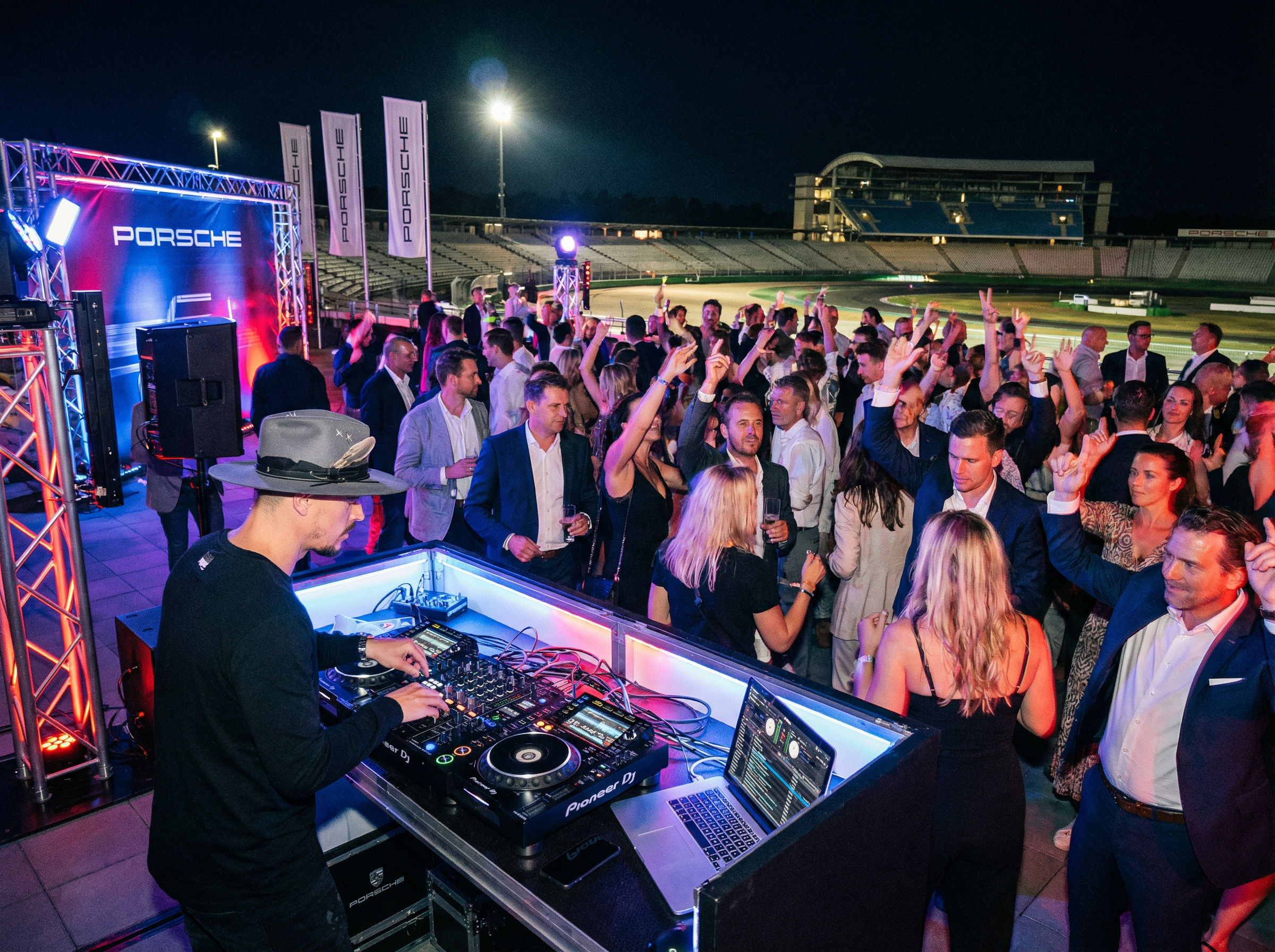 DJ PyRo, bester DJ München, Anti-Wedding Hochzeit und Brand Event und Porsche-Flaggen auf einer Rennstrecke Hockenheim
