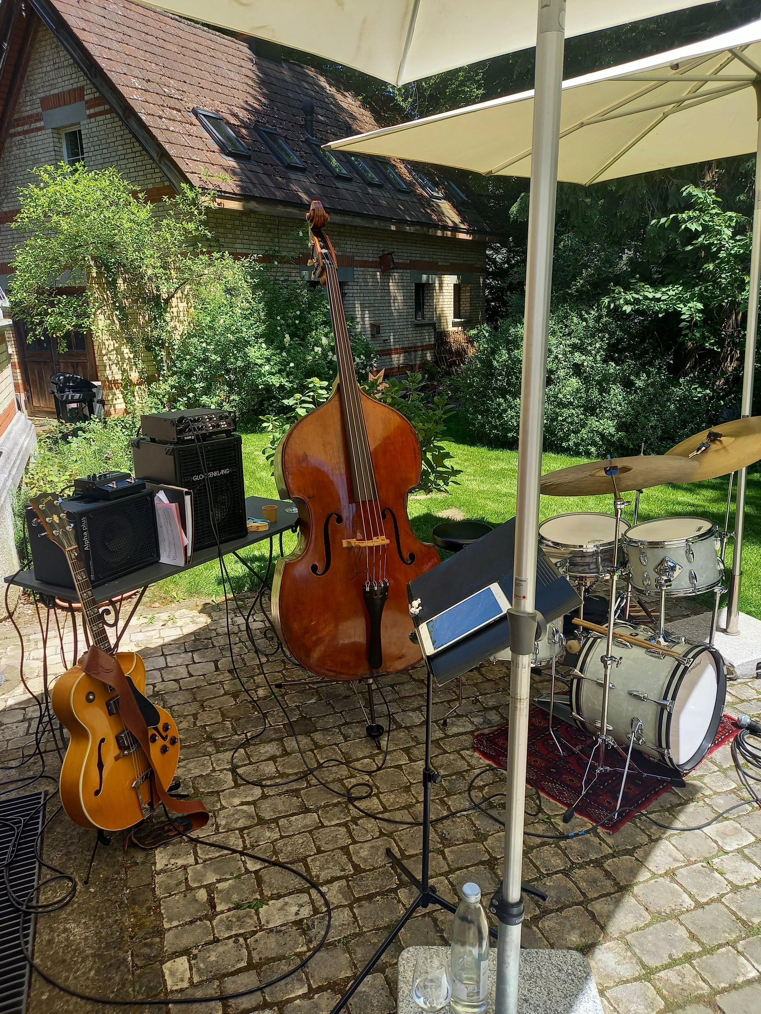 Musikinstrumente, bereit für ein Hochzeitsfest in Winterthur, Schweiz