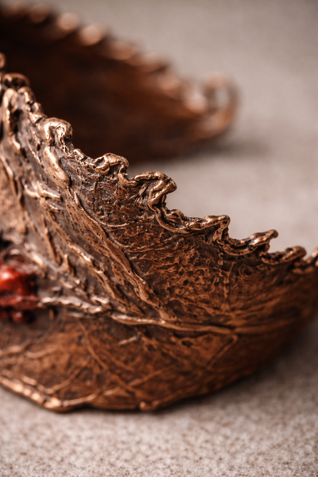 Dettaglio di una cornice di foglia di castagno in rame, arte indossabile di Natasha Lume