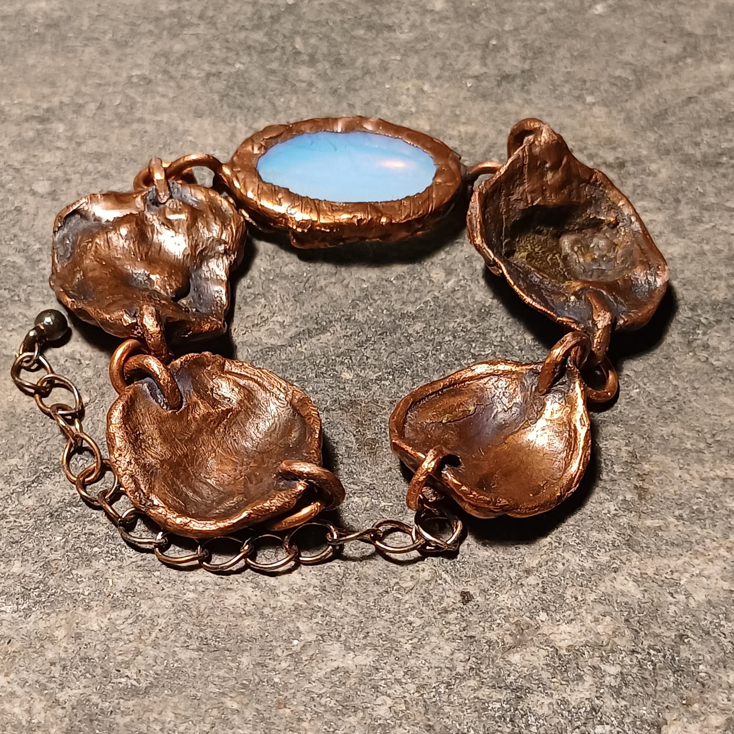 Dettaglio del bracciale Elia con pietra lunare azzurra incastonata in rame