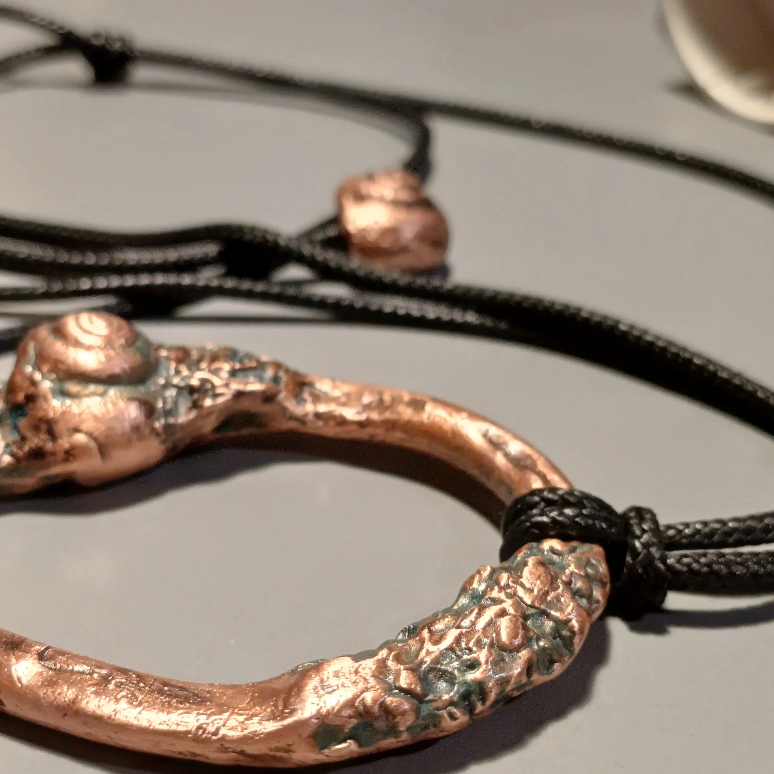 Oggetto d’arte indossabile con conchiglia naturale su cordino nero