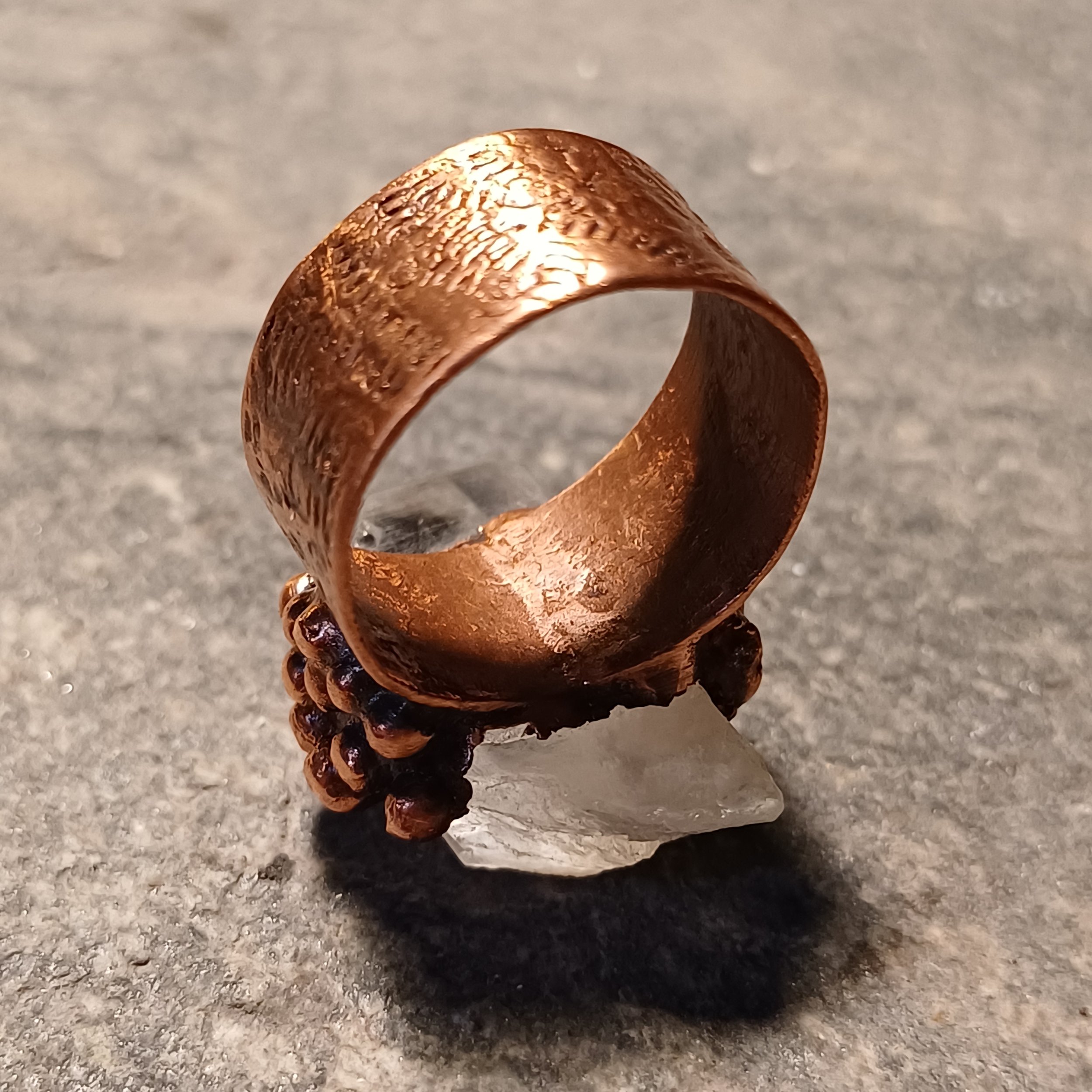 Cristallo di quarzo naturale non lavorato montato a mano