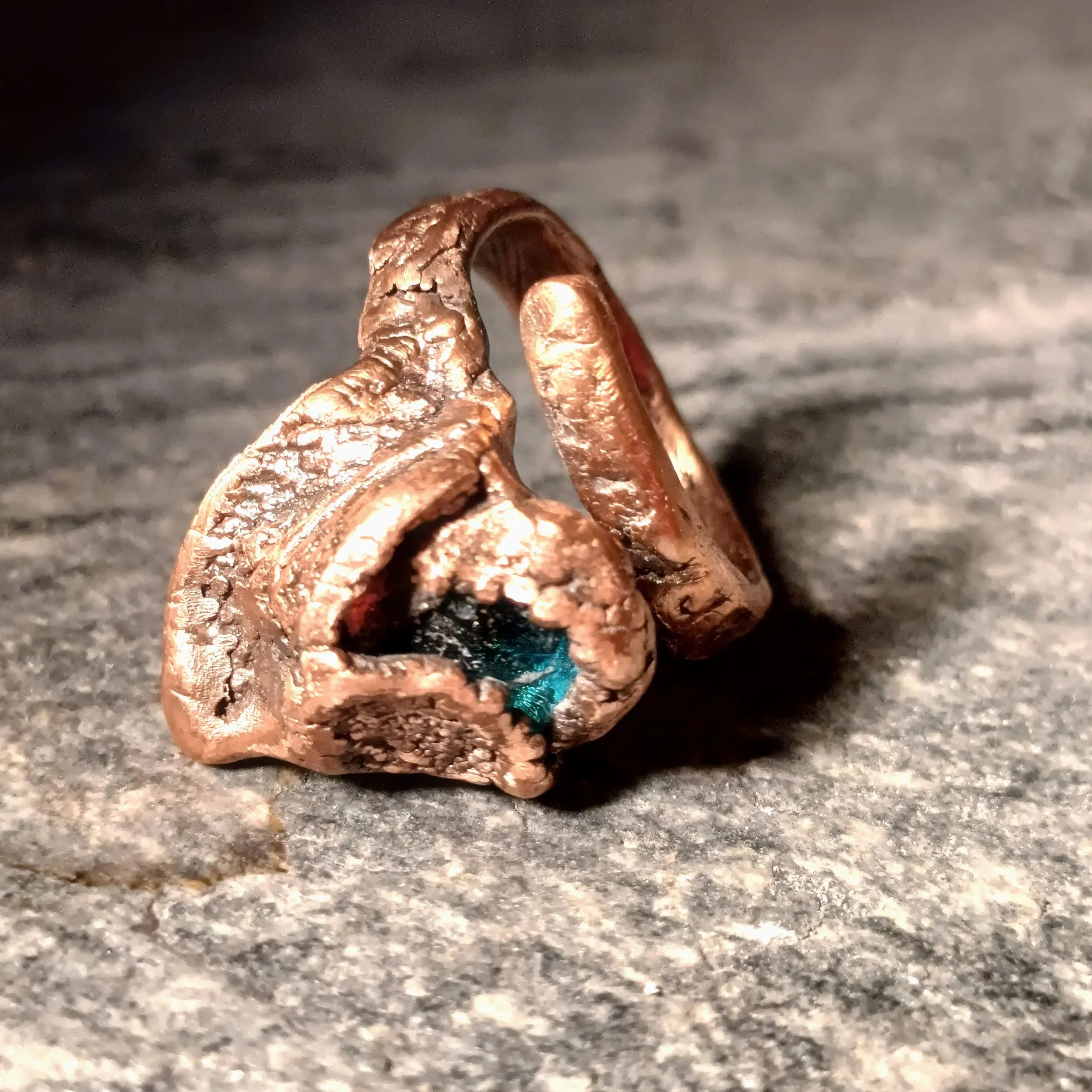 Anello in rame con pietra. Atelier delle cose vive Natasha Lume