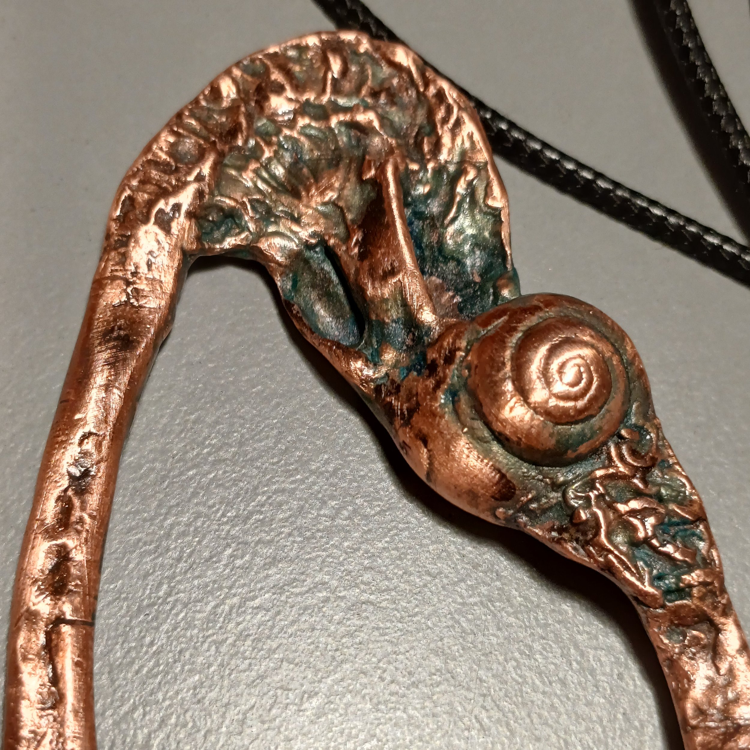 Dettaglio della patina naturale del rame su conchiglia di chiocciola