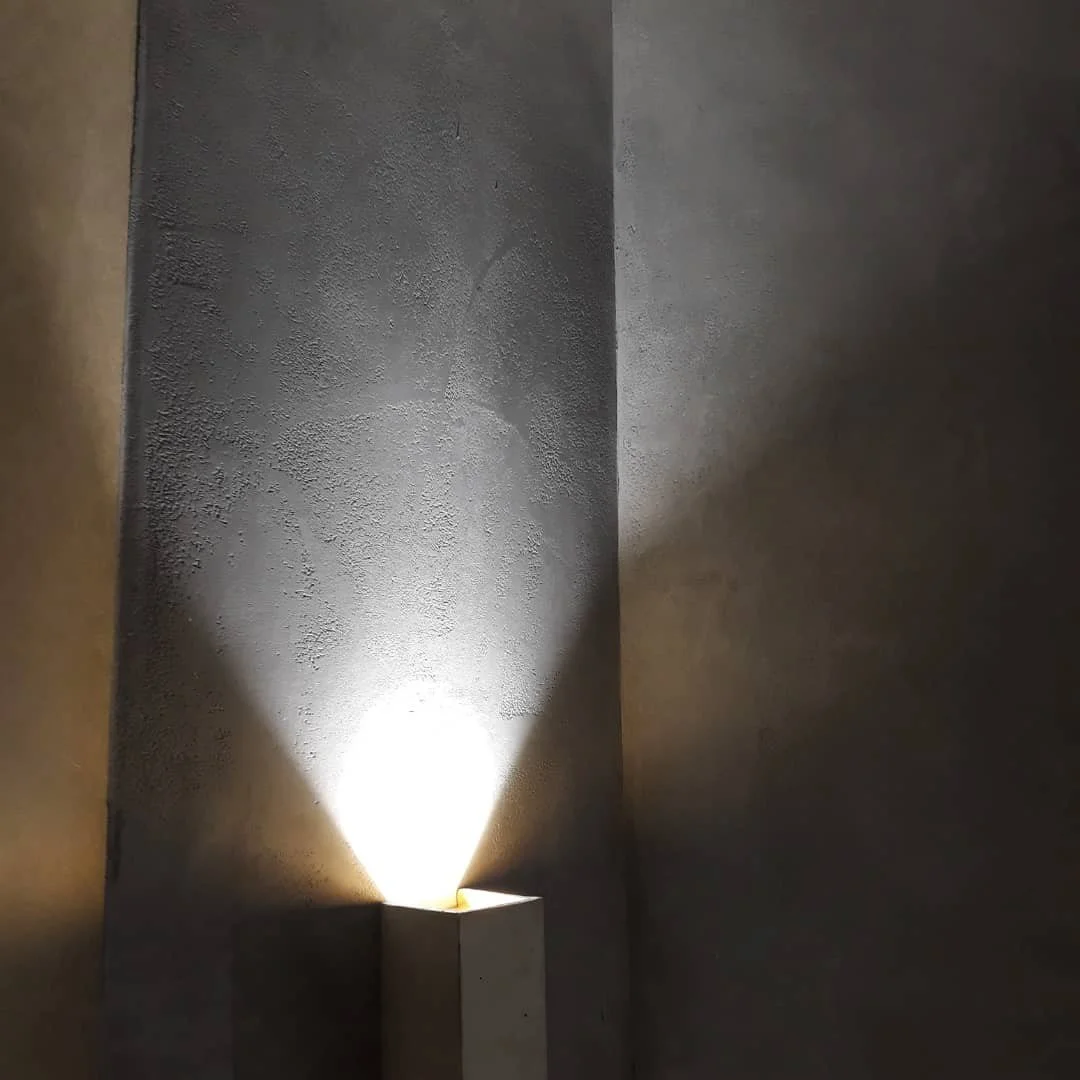 Wand im Betonoptik mit Licht