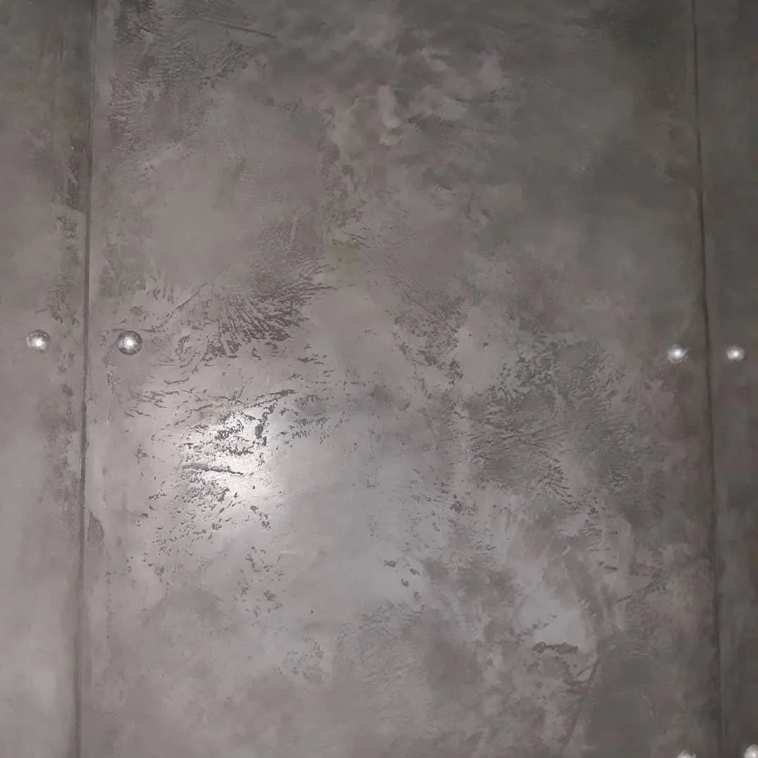 Wand im Betonoptik mit Nieten