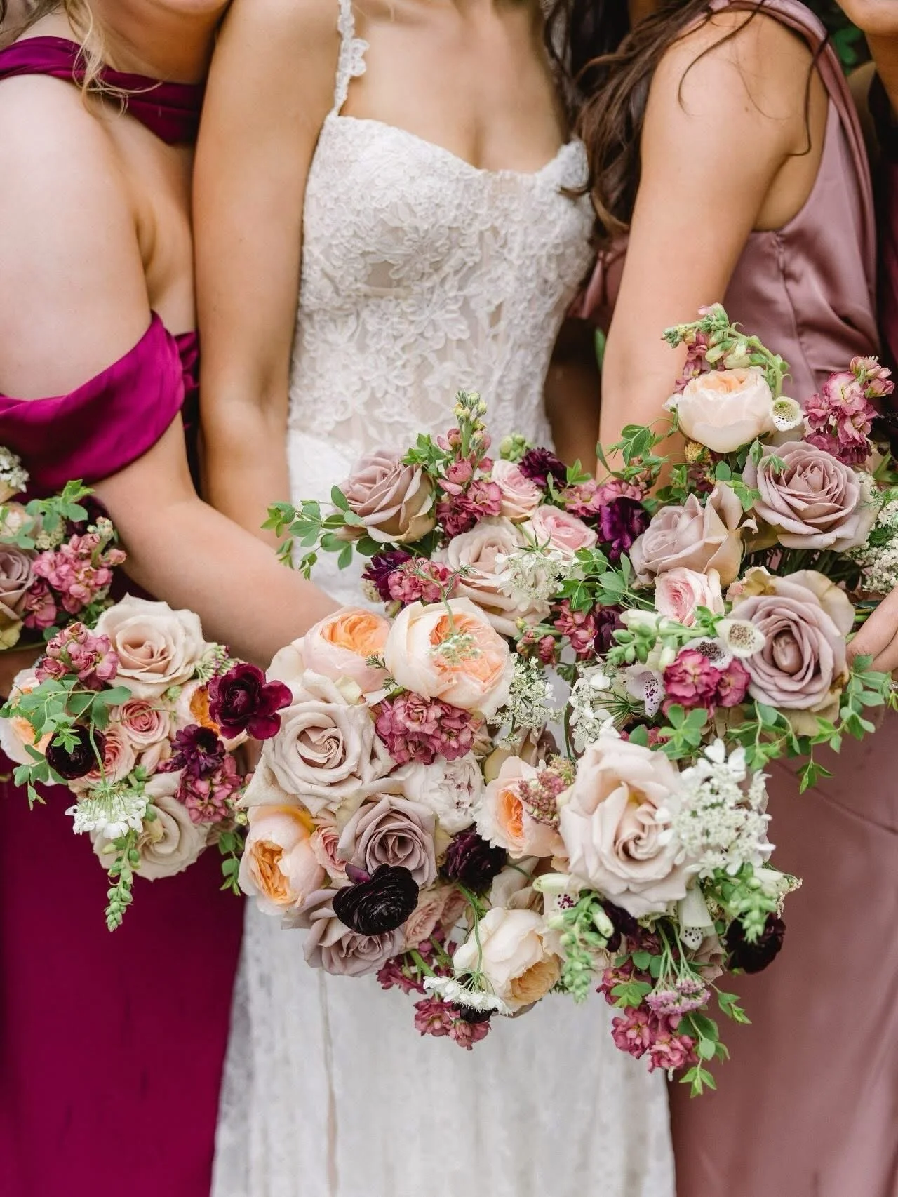 When the florals are a whole moment 😍💐🌷🌸🌹

@jessejeannes took Lauren&rsquo;s vision + made it a dream come true. The colors, the textures, the vibe 10/10 🔥

Photos by @sharinshankphotography