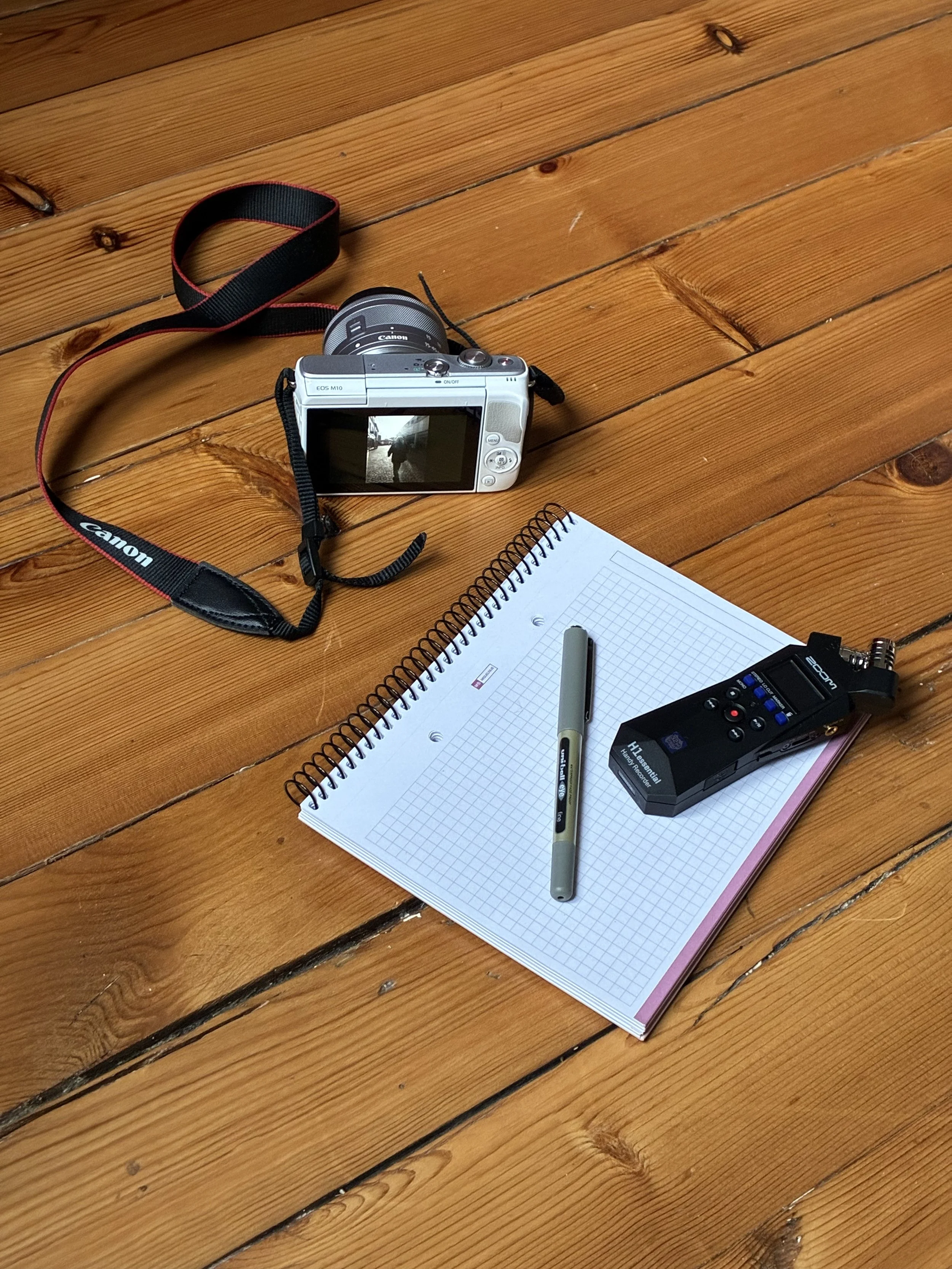 Appareil photo, carnet de notes et dictaphone