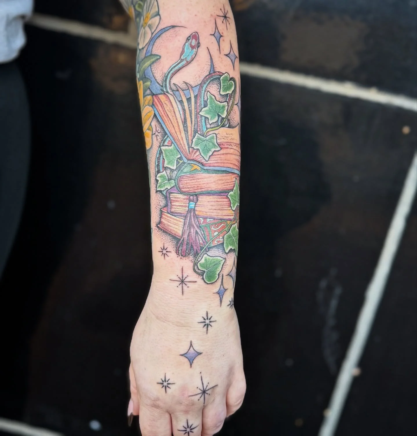 A sneaky little snake hiding amongst a stack of books, ivy, and stars ✨ 🐍 📚 🌿

💫

I have a few tattoos waiting to be posted from before Christmas, so I should post those a bit sporadically. Currently taking some time off&mdash; for the Galveston 