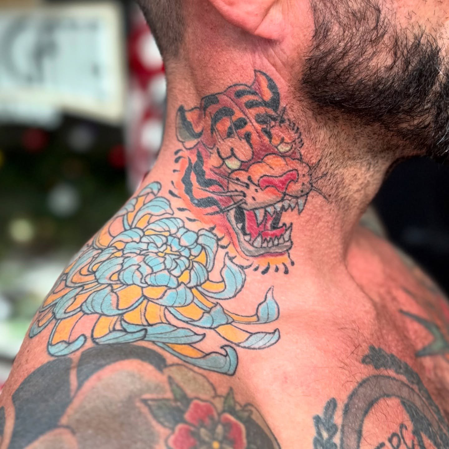 The homie @chief_lots_a_feathersbjj came by the other day for me to snag an almost-month-healed photo of this neck piece!