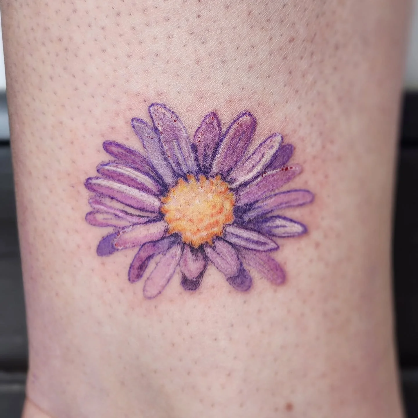 A sweet lil flower on the sweetest Kirsti Ronning 🌸 thank you so much! I love this tattoo 🥰!!!! 

@iron.gate.studios