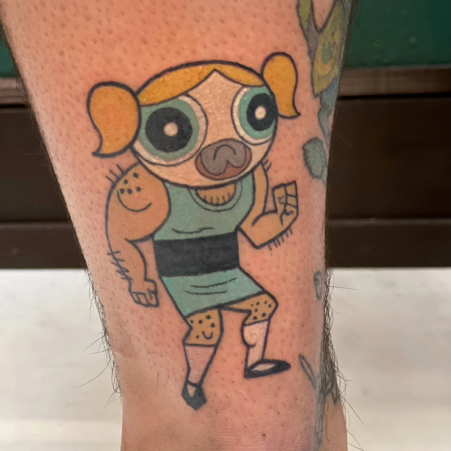 Who's that?! A spicy lil Imposter Bubbles on my tattoo brother @matthewmahantattoo on his birthday!!!! Thanks for letting me give you your annual birthday tattoo 🤩 twas an honor! You're the best, and I love youuuuu!!!! 

Oh if he's tattooed you, go 