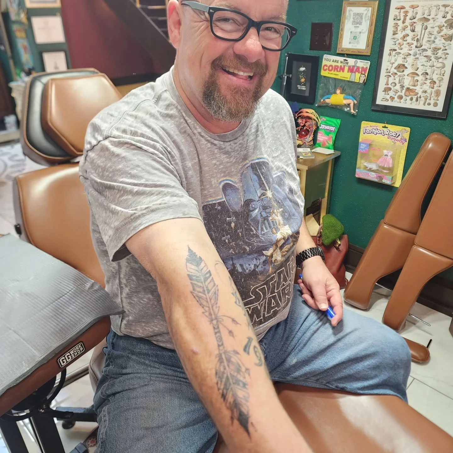 More tattoos for Mr. Fred🪶 always a joy to hang out with y'all!!!
Mrs. Elicia, I gotta get some pics of your wolf too, unless you want to put it in the comments. Sorry I always forget healed pics! I get distracted talking about the bread and sanider