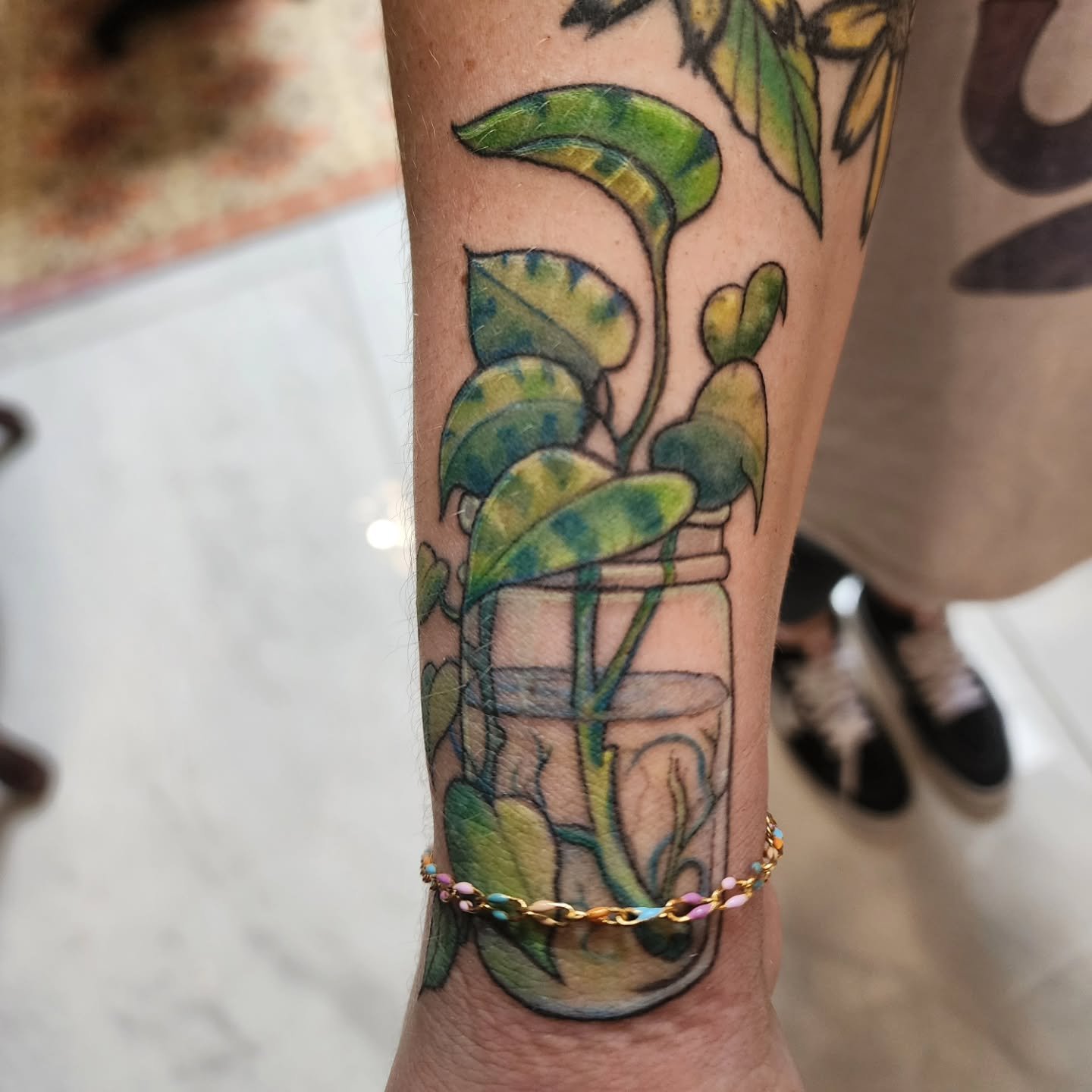 Got to color this jar o pothos I did over a year ago on the sweet Chantel 🌱💚 thanks for returning, trusting me, and helping me grow as an artist! 
Looks super cute adorned with @chained.setx
@irongatestudios.tx
