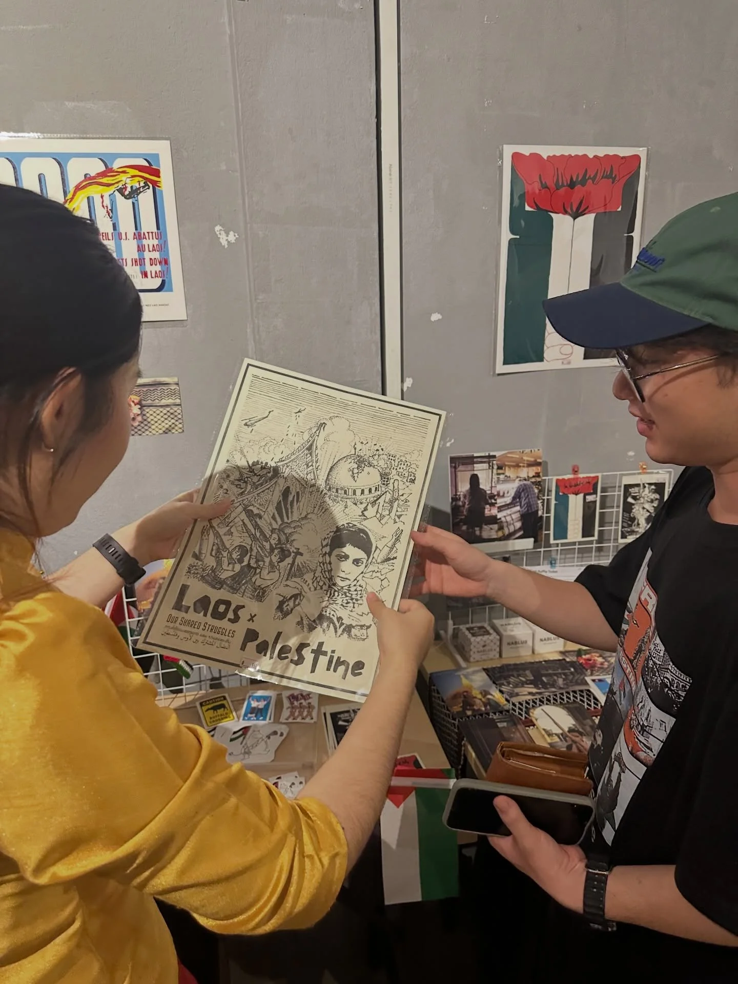 Day 1 wrap-up! 1 silk keffiyeh went to its new home ❤️
See you guys tomorrow 22/2 11am-7:30pm @hopespace_thonburi 

#SEAPalestinesolidarity #LaoPalestine #SilkKeffiyeh #Bangkok #Laos