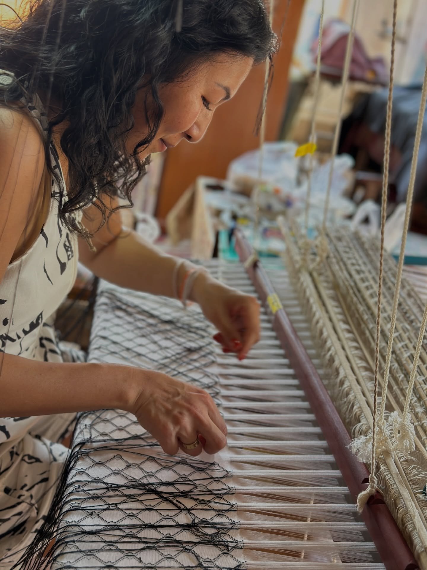 Thank you @laoboratory for visiting us in Vientiane and weaving a few lines of the silk keffiyeh! It was an honor hosting and sharing stories with you ❤️

#SilkWeaving #ML #Laos #Vientiane #Keffiyeh