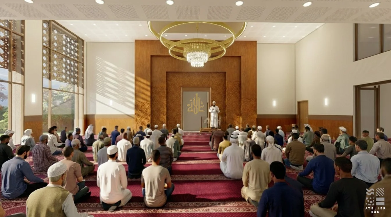 Une salle de prière remplie d'hommes musulmans, assis à genoux en train de prier, face à une personne en train de prêcher devant une grande porte ornée de calligraphie islamique, dans un mosque moderne.