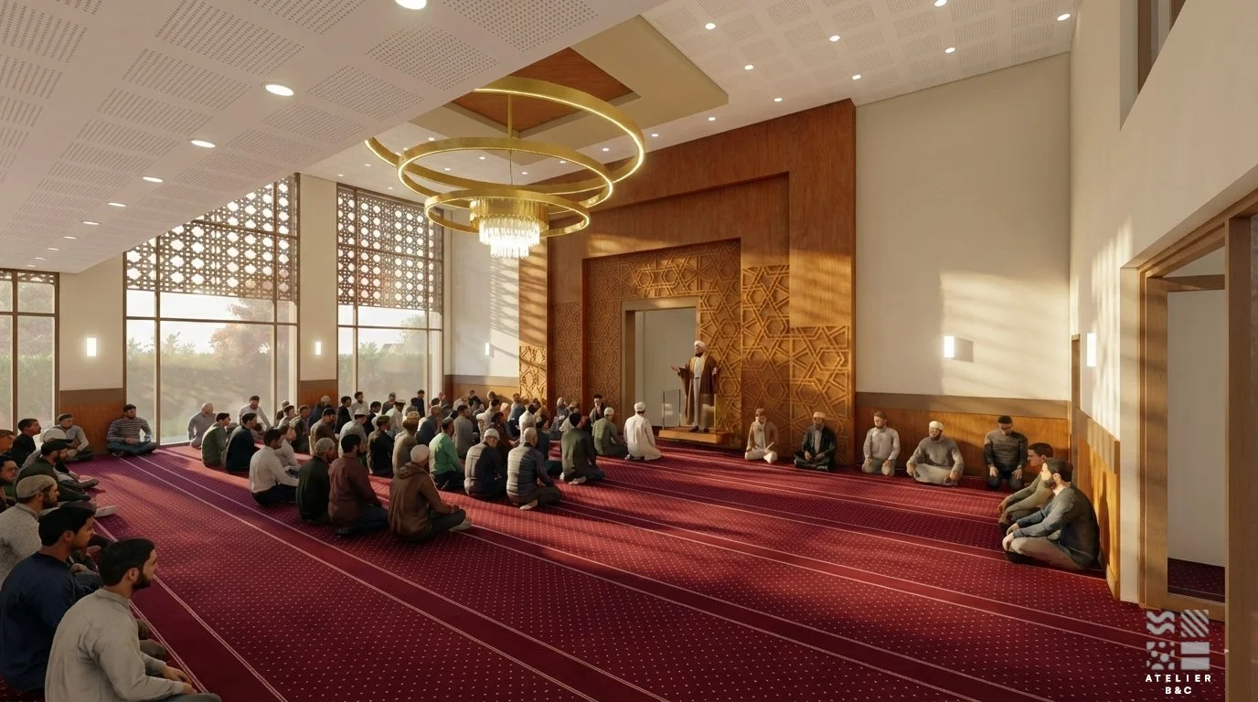 Une mosquée avec des personnes assises en rangées pour la prière, un imam à l'avant prêchant dans un espace bien éclairé avec des fenêtres grandes et une décoration en bois ornée derrière.