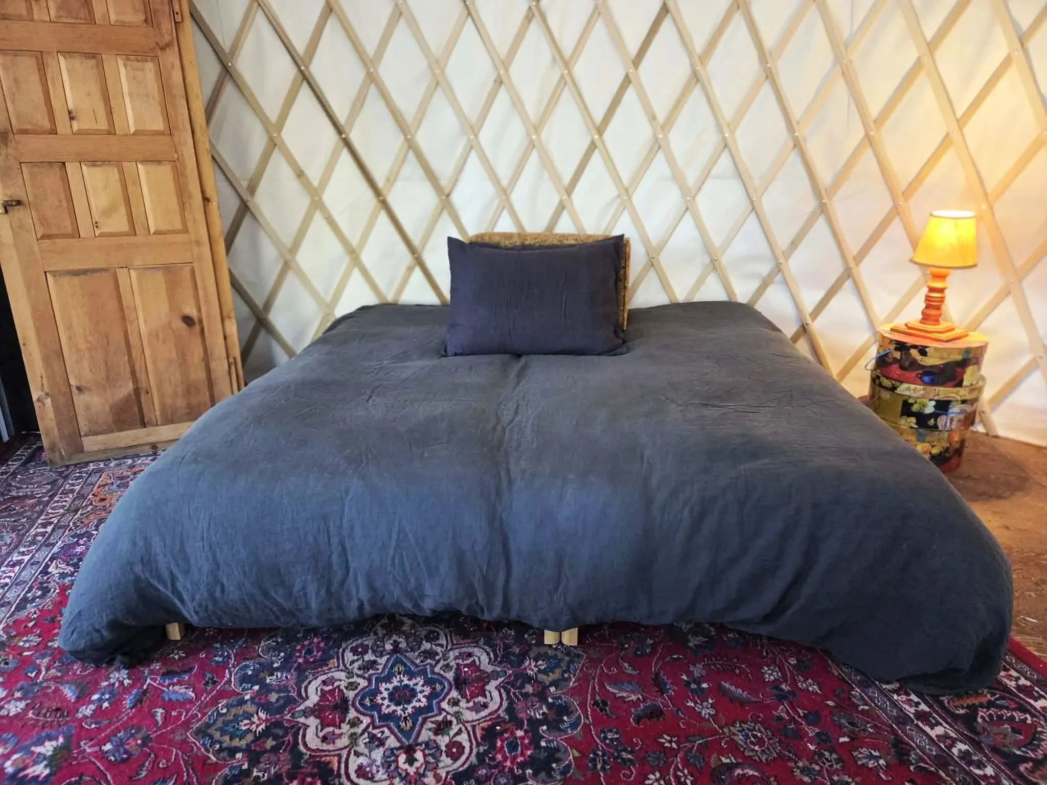 Version lit King avec les deux lits simples fixés (faits pour être joints, sans espace au milieu ni barre en bois)