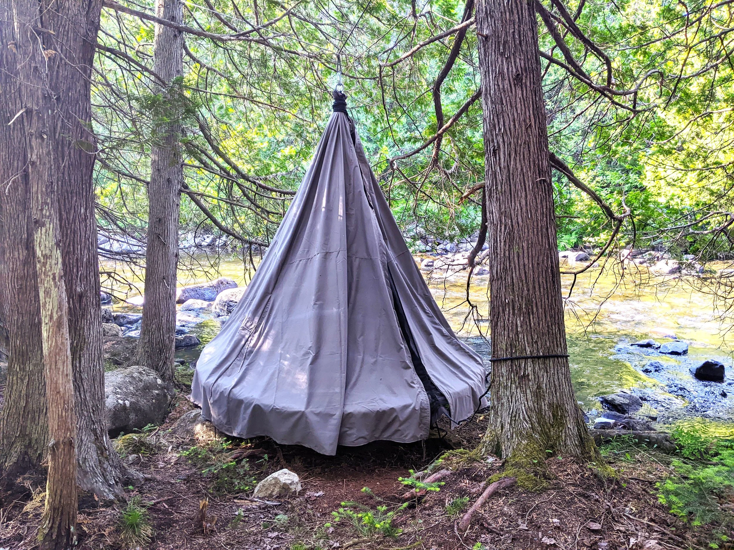 Tipi suspendu à l'abri des moustiques