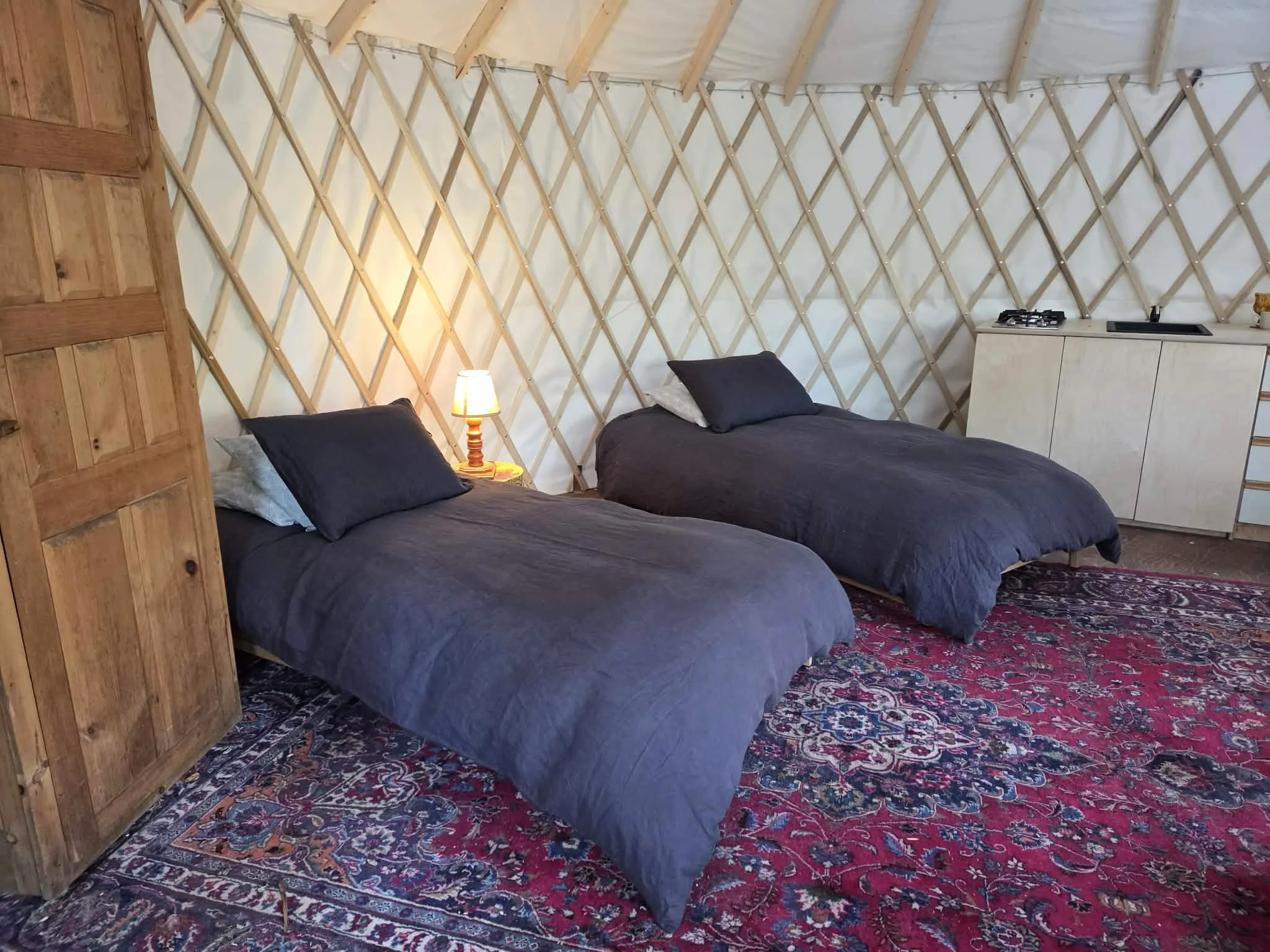 Version deux lits simples, avec matelas confortables (10 pouces d'épaisseur).