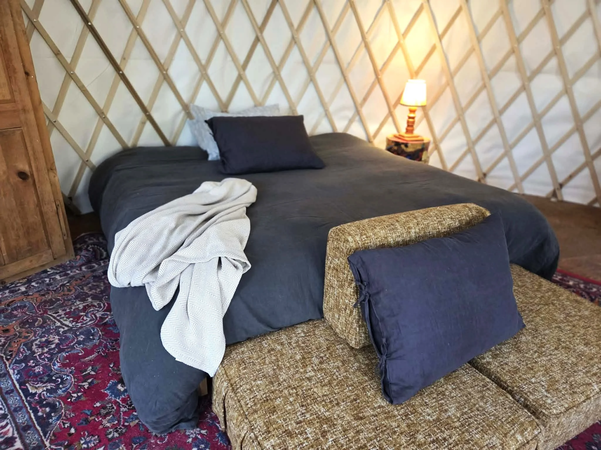 Une pièce modulable en trois sections peut servir de sofa ou s'empiler pour prendre la forme d'un fauteuil.