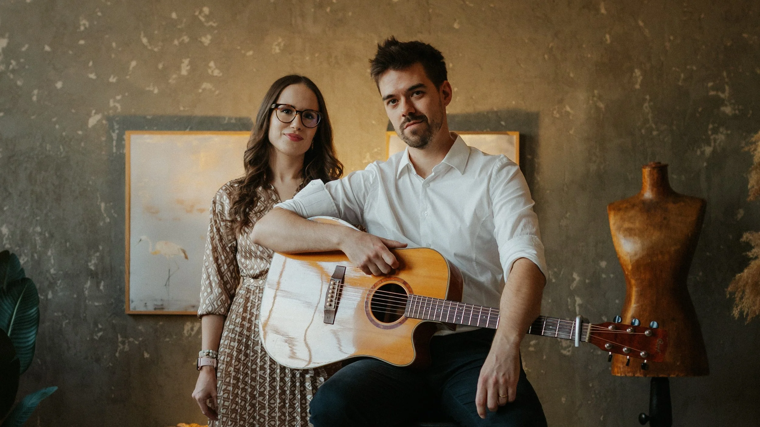 Akusztikus énekes–gitáros duónk élőzenét biztosít esküvőkön, rendezvényeken, valamint rendszeres fellépéseket vállal éttermekben és hotelekben. Letisztult, elegáns akusztikus hangzás, ismert feldolgozások és az eseményhez igazított repertoár.