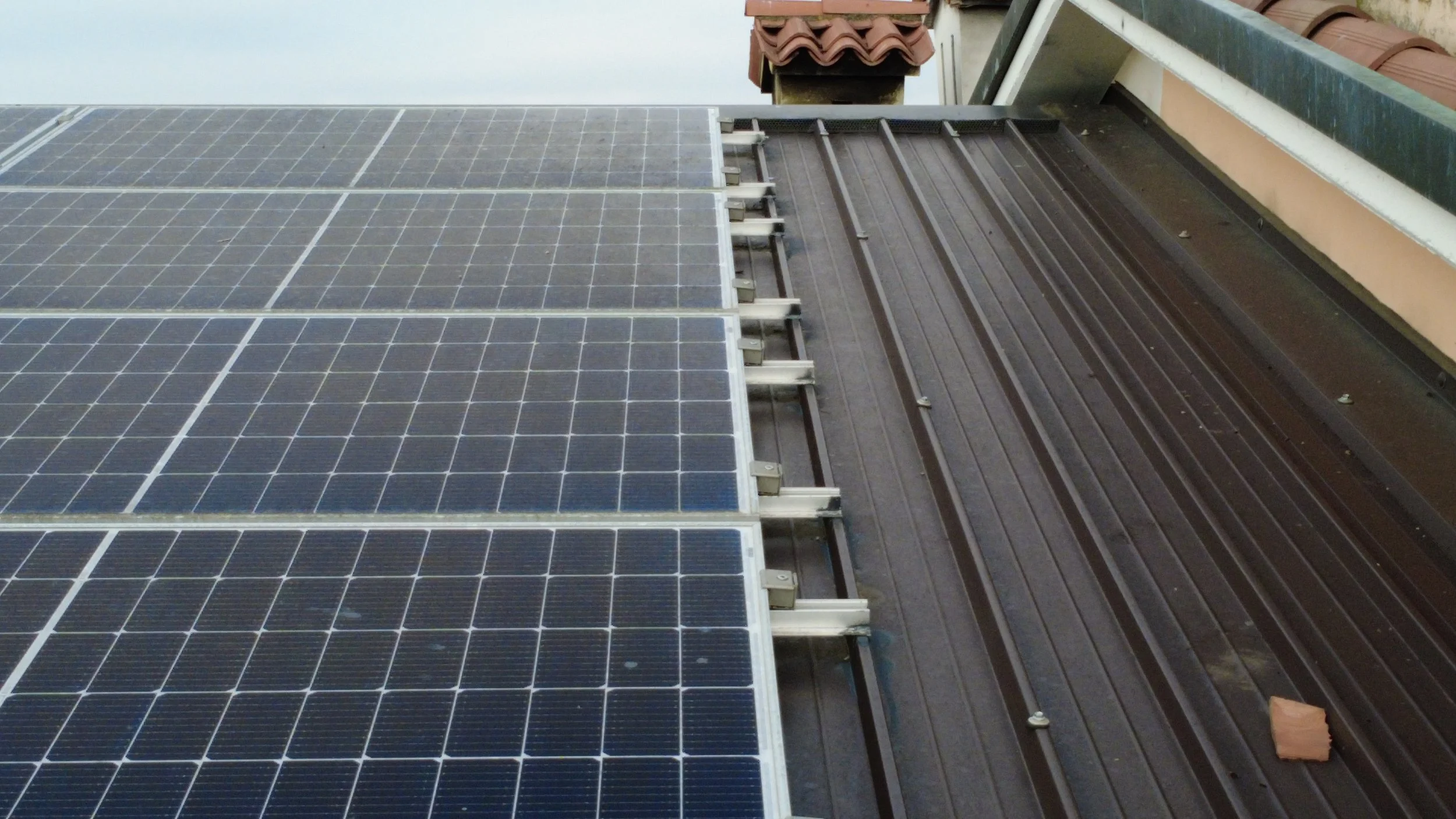 ispezione pannelli fotovoltaici con drone verifica serraggi e funzionalità visiva