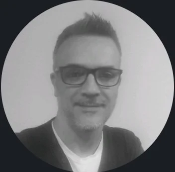 Ritratto del pilota di droni di Altolivello, specializzato in riprese aeree professionali e fotografia con drone in Veneto.