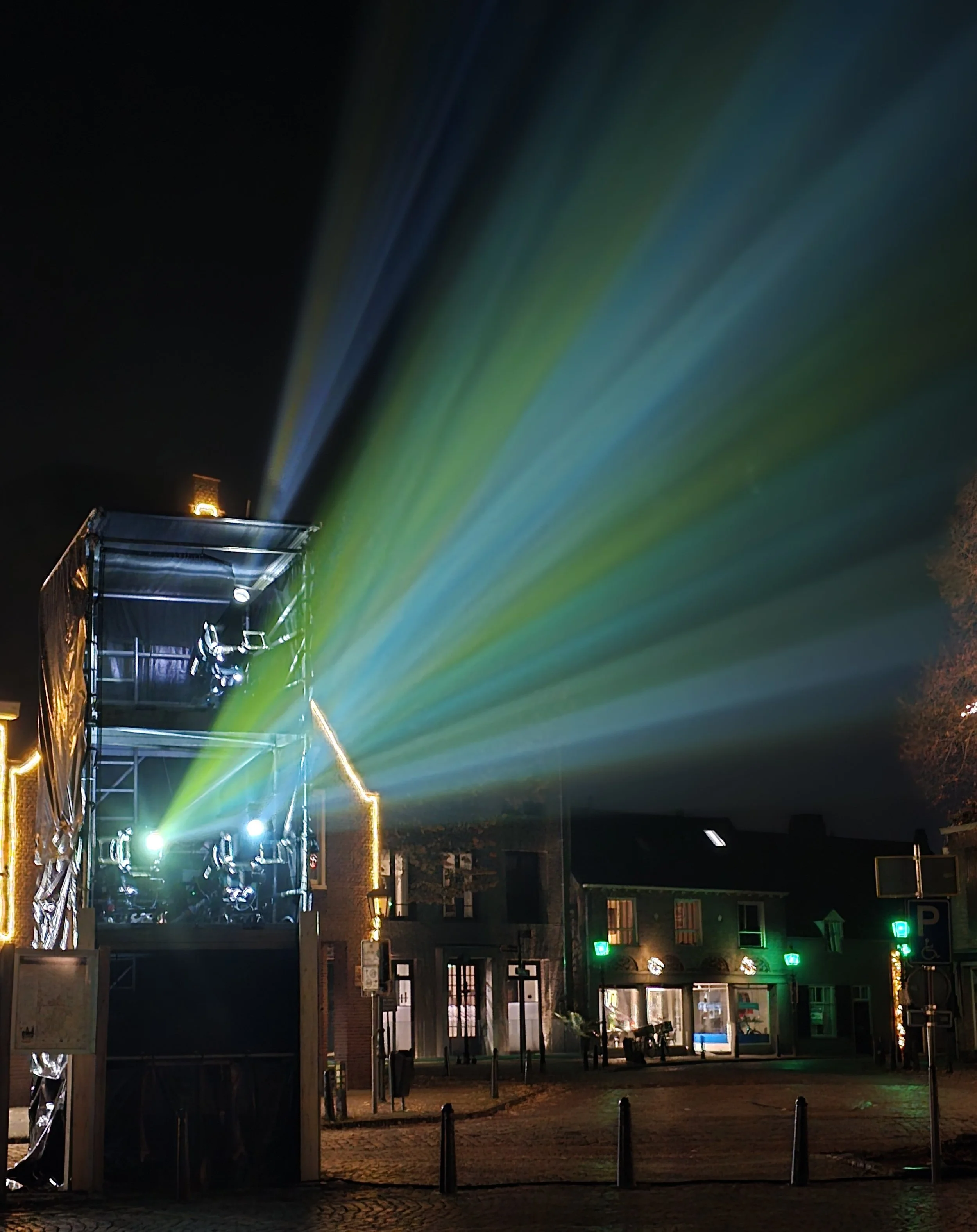 de drie PANI projectoren waarmee de drie schilderingen op de toren geprojecteerd worden