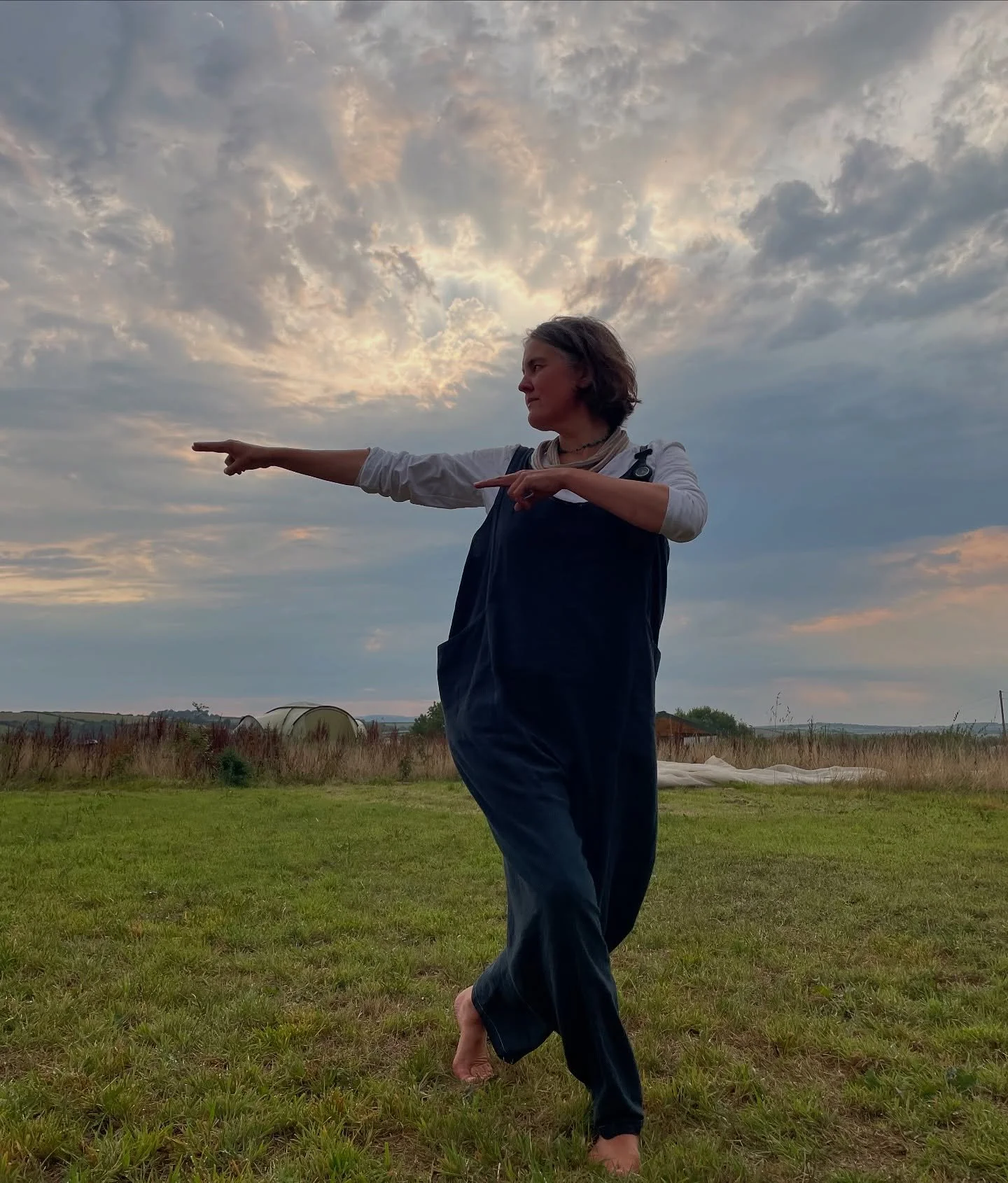 🌅 Sunset Qigong &amp; Sauna Sessions at Earthbound

There&rsquo;s a quiet kind of magic in moving with the evening light. Qigong is an ancient practice of flowing movement and breath that helps:
✨ Release tension in the body
✨ Build strength and bal