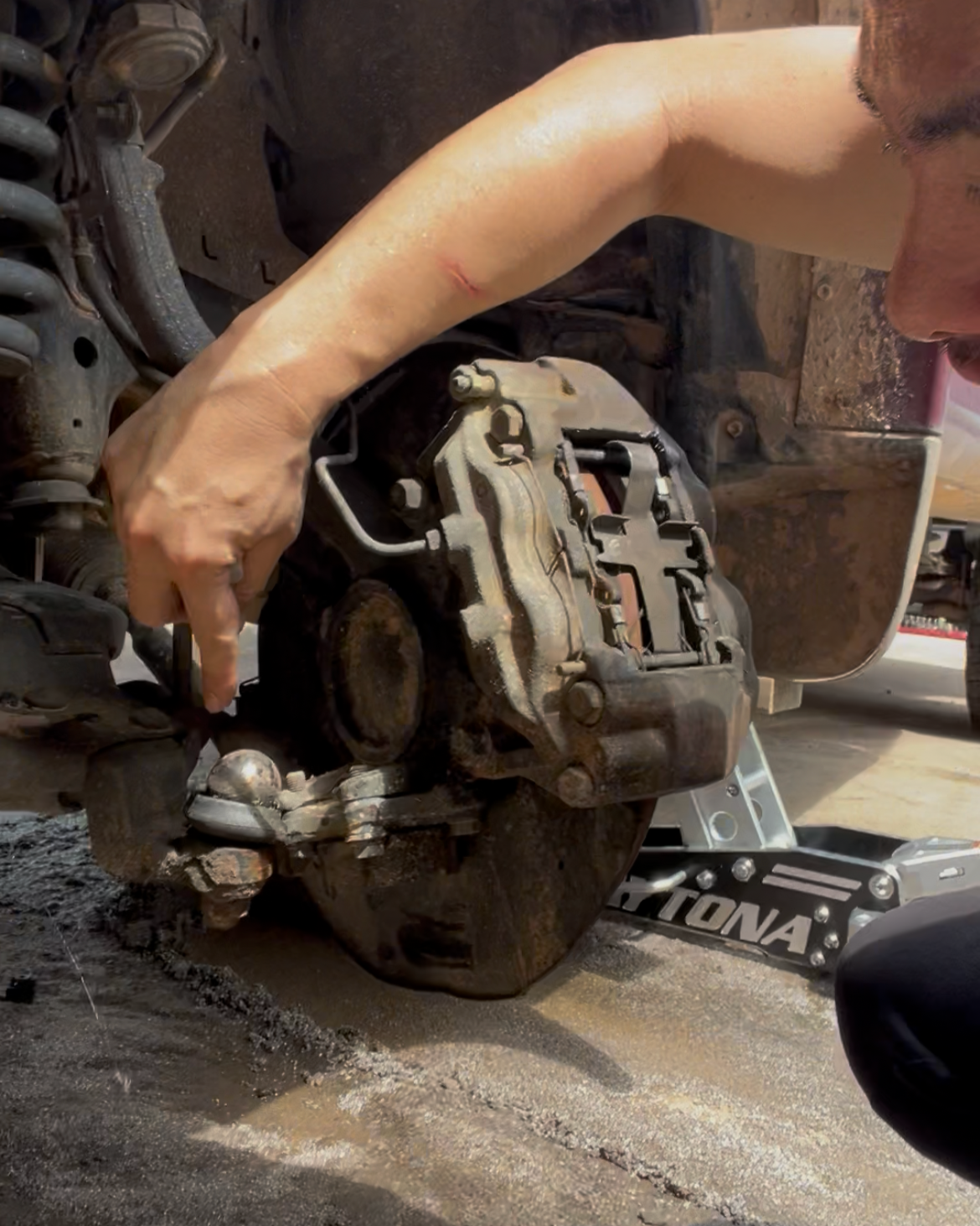 When a Front Wheel Falls Off: 2001 Toyota Tundra Ball Joint Failure (Suwanee, GA)