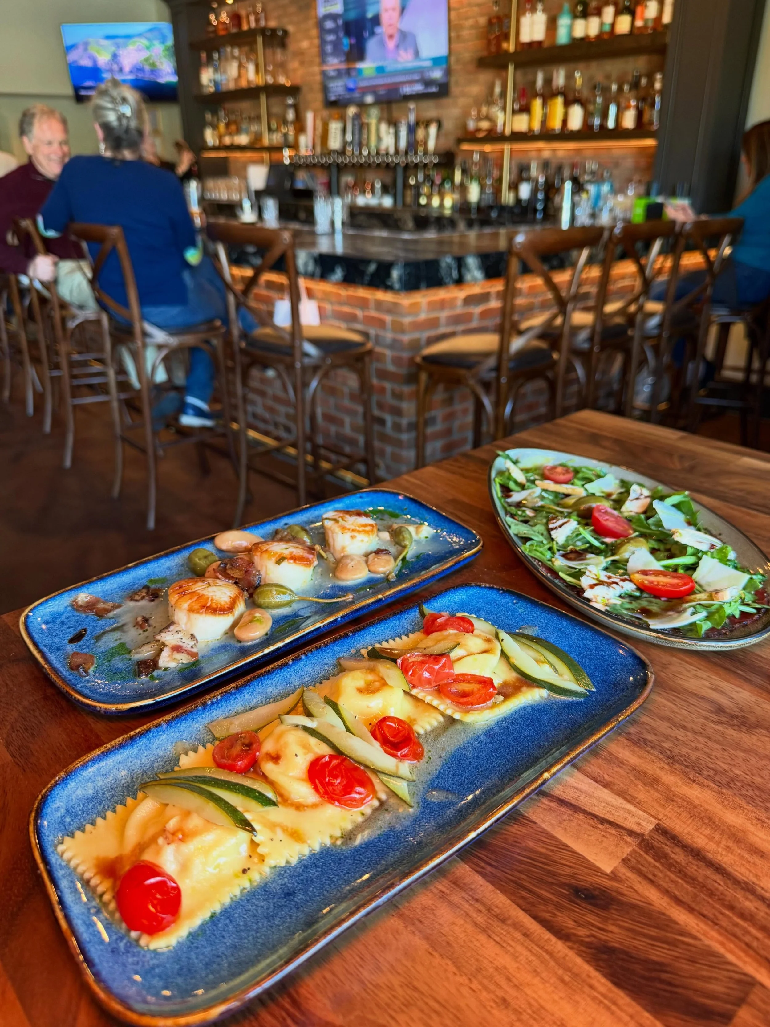 It's another beautiful day!☀️🍷 Kick back, relax, and spend happy hour with us today!