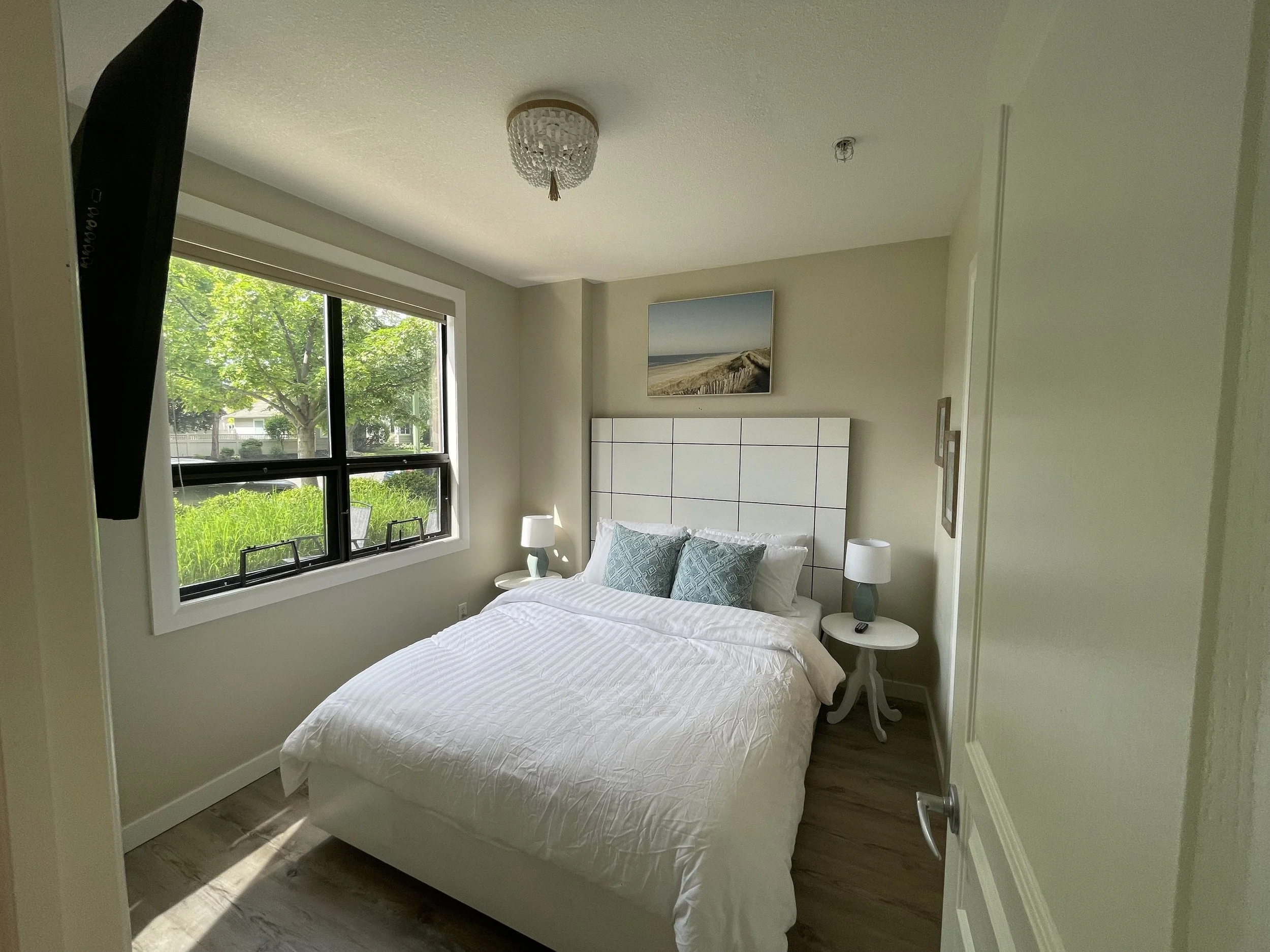 Queen Bed, black out currents allow for comfortable restful sleep