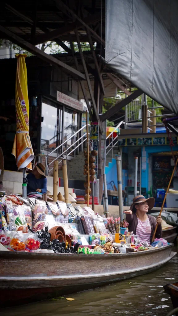 market-wodny-bangkok-damnaen-saduak-576x1024.jpg.webp