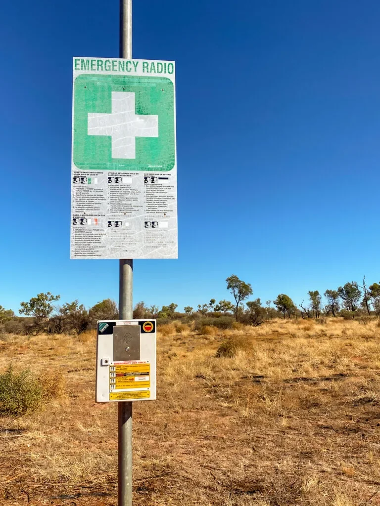 uluru-znak-emergency-outback-australia-blog-podrozniczy.webp