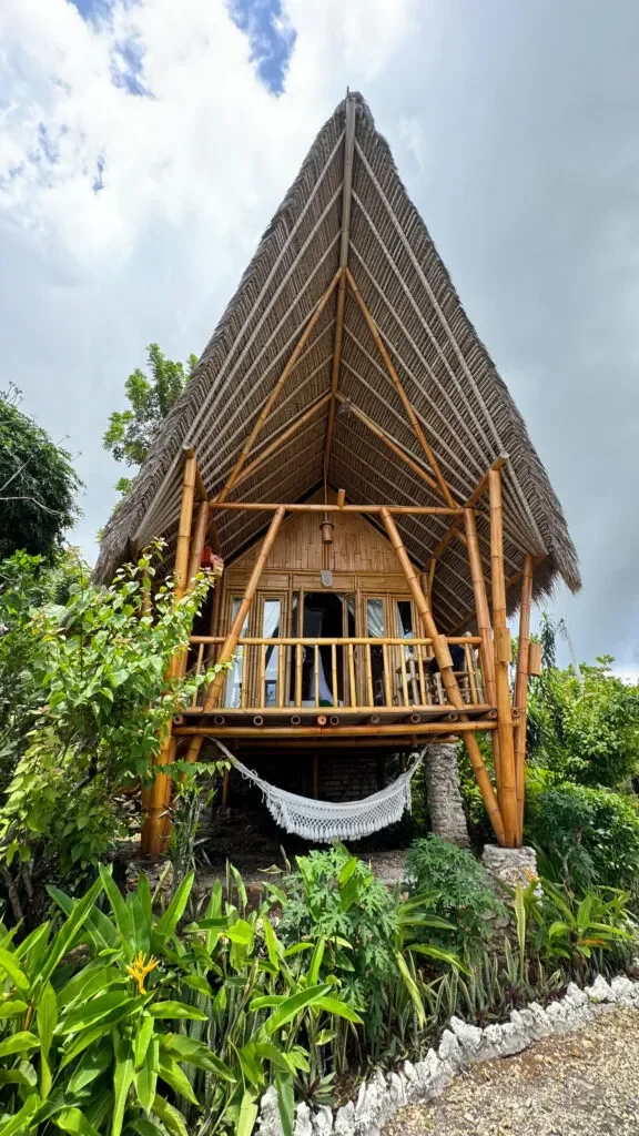 nietypowy-dom-z-bambusa-nusa-penida-bamboo-tree-house-nusa-penida-576x1024.jpg.webp