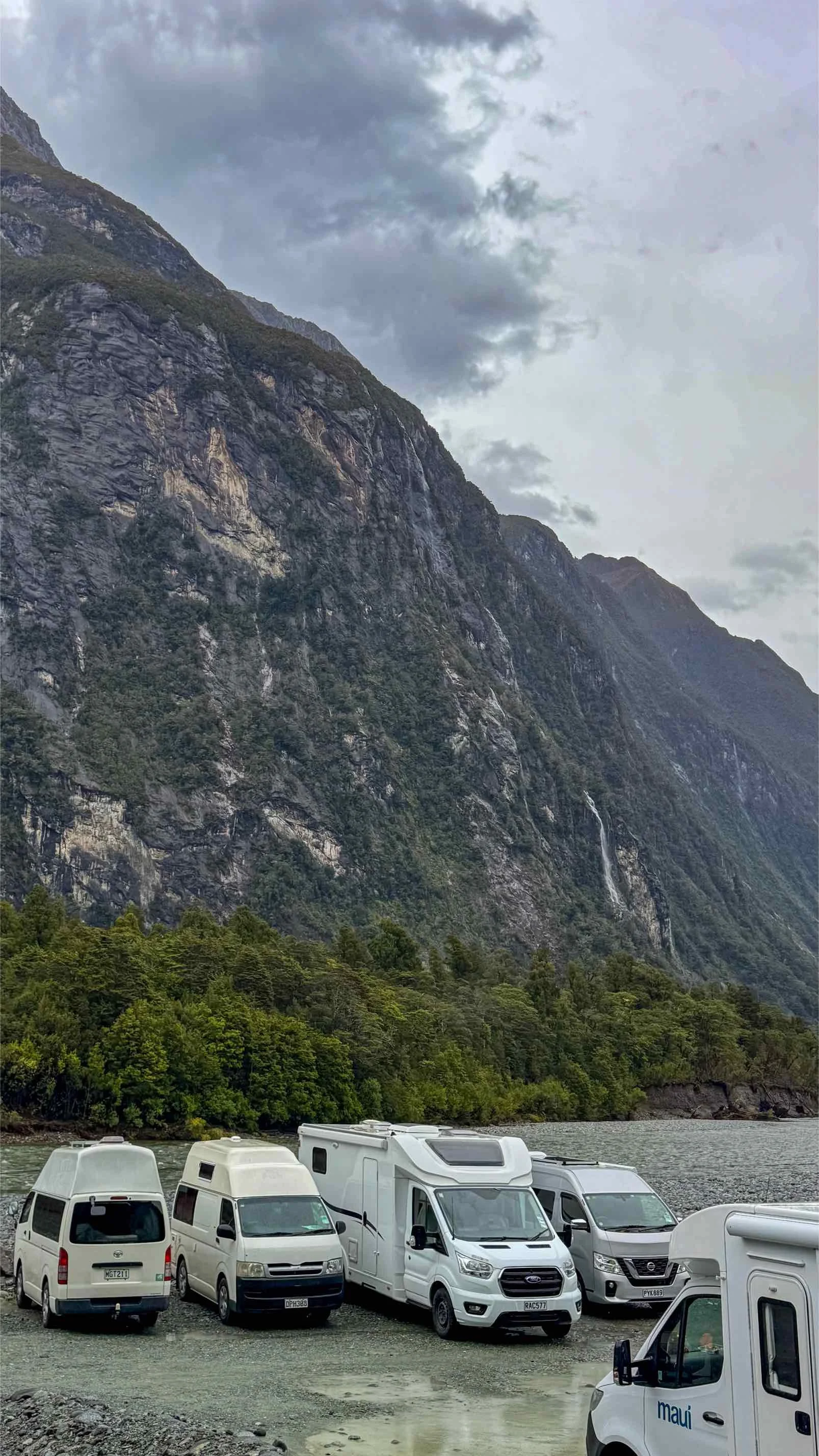 parking-milford-souns-nowa-zelandia